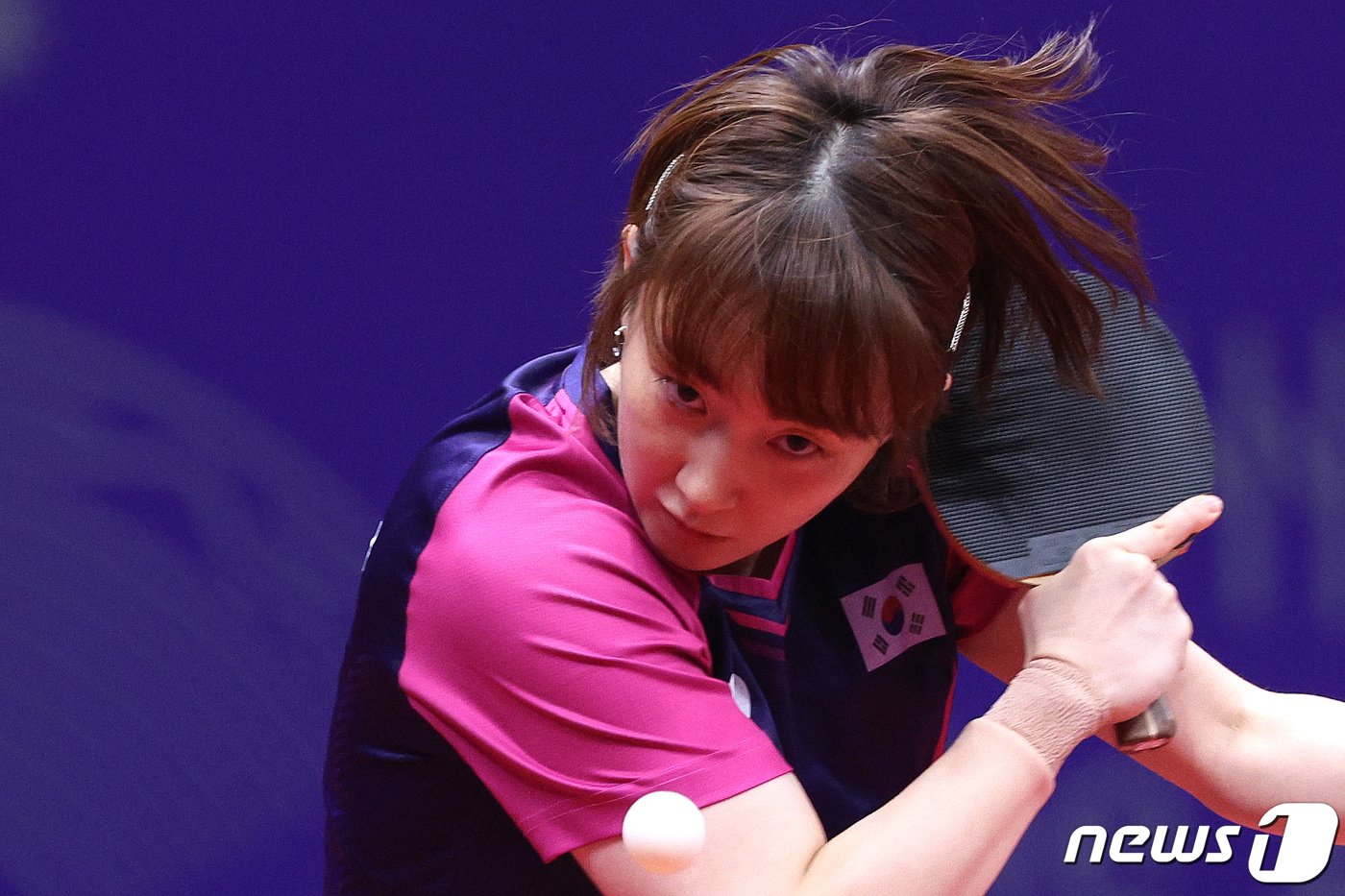 본문 이미지 - 서효원이 25일 중국 항저우 공슈 캐널 스포츠 파크 체육관에서 열린 2022 항저우 아시안게임 탁구 여자 단체전 4강 일본 하리모토 미와와 대결을 펼치고 있다. 이날 대한민국은 매치 스코어 1대 3으로 패하며 결승 진출에 실패했다. 2023.9.25/뉴스1 ⓒ News1 신웅수 기자