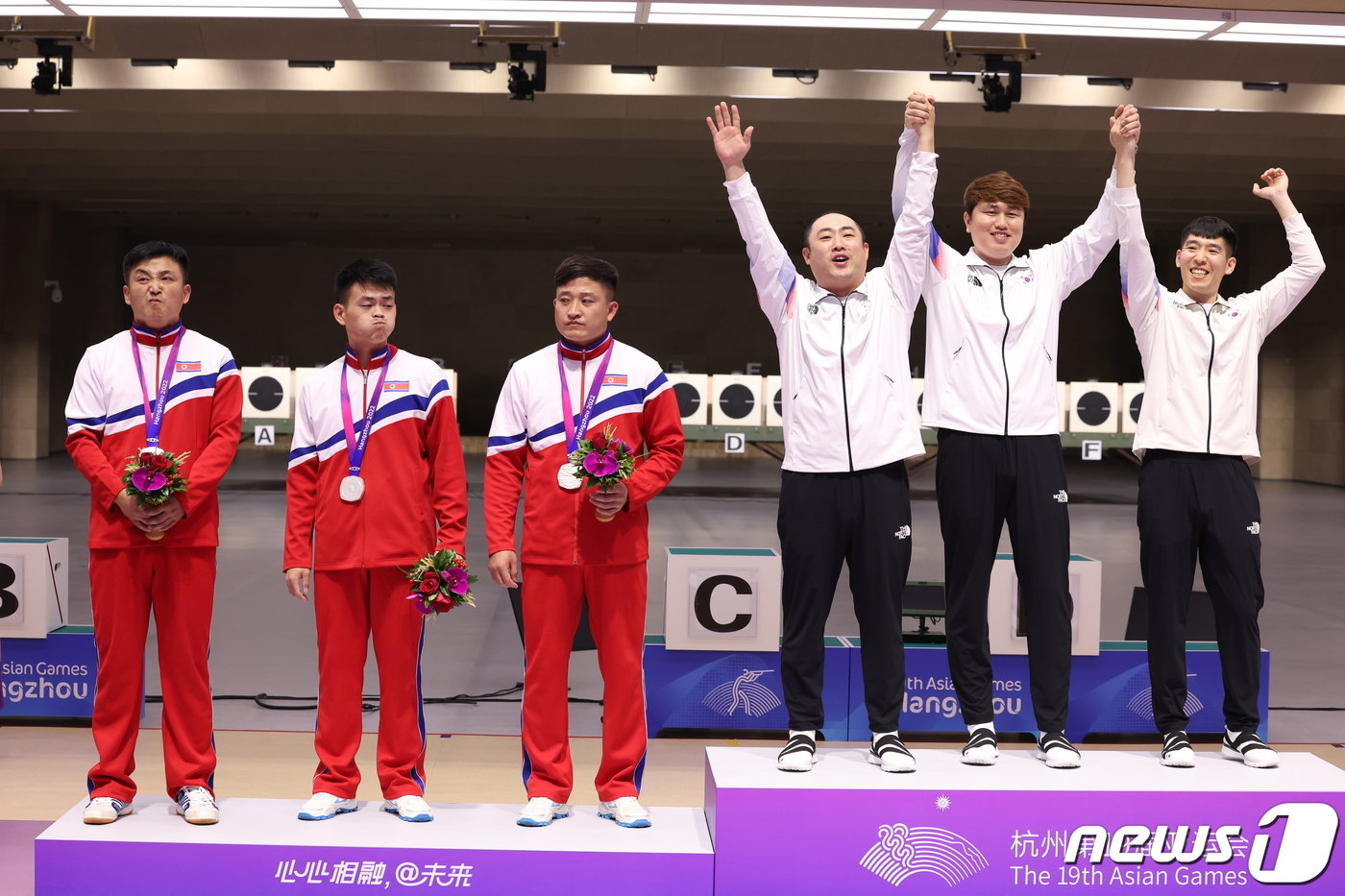 본문 이미지 - 25일 오후 중국 항저우 푸양 인후 스포츠센터에서 열린 2022 항저우 아시안게임 남자 10ｍ 러닝타깃 단체전에서 1위를 차지한 대한민국 정유진, 하광철, 곽용빈이 금메달을 목에 걸고 기념촬영을 하고 있다. 2023.9.25/뉴스1 ⓒ News1 민경석 기자