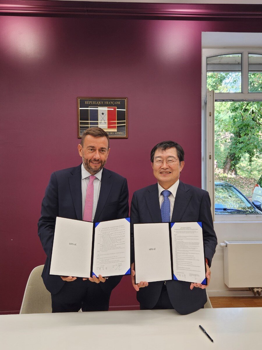 본문 이미지 - 백승주 전쟁기념사업회장(오른쪽)과 로랑 배시에흐 프랑스 국방영상제작원장.(전쟁기념사업회 제공)