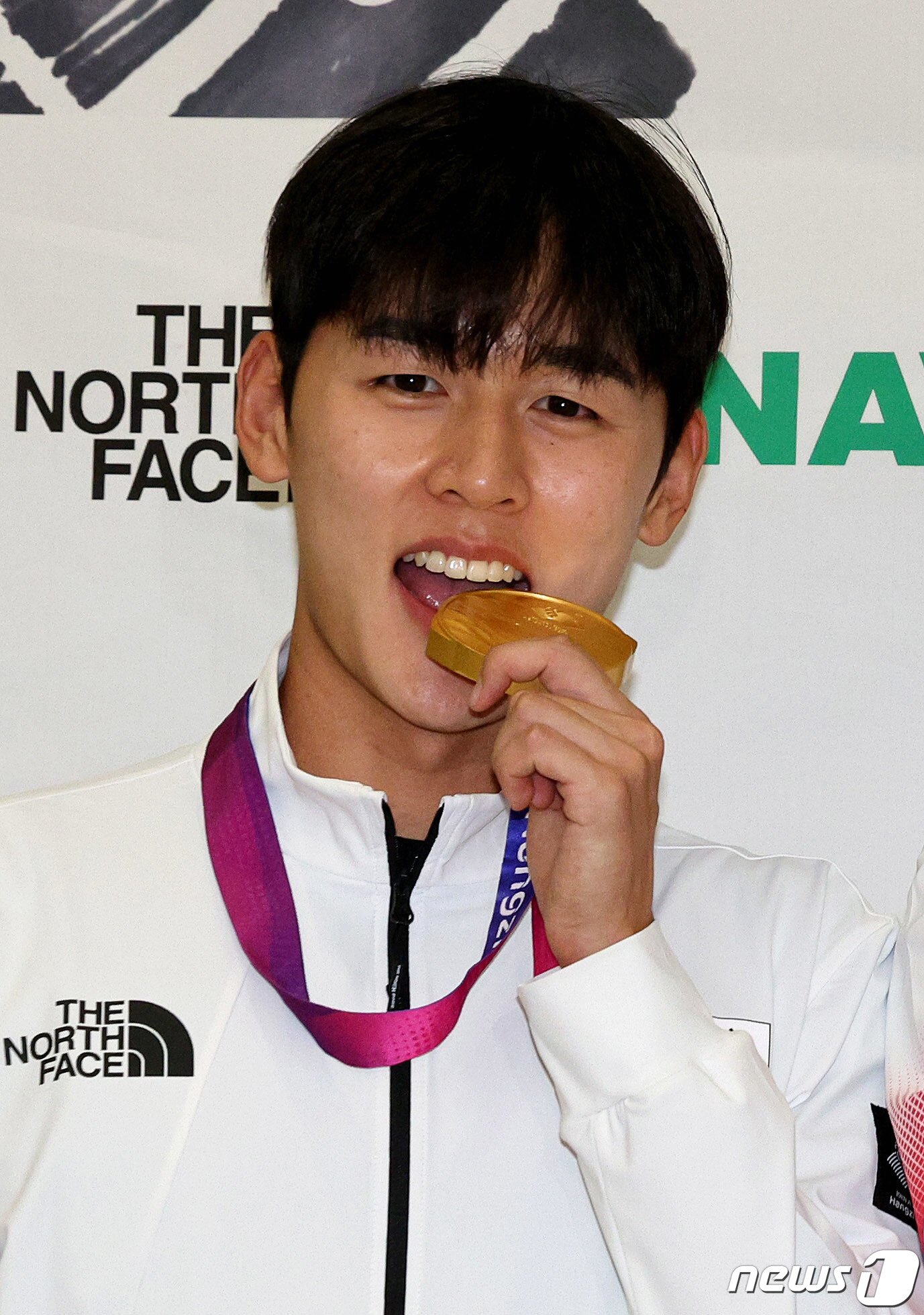 본문 이미지 - 항저우 아시안게임 근대 5종 2관왕 전웅태가 25일 오후 인천국제공항 제2터미널을 통해 귀국한 뒤 금메달을 꺠무는 세리머니를 하고 있다.  2023.9.25/뉴스1 ⓒ News1 장수영 기자