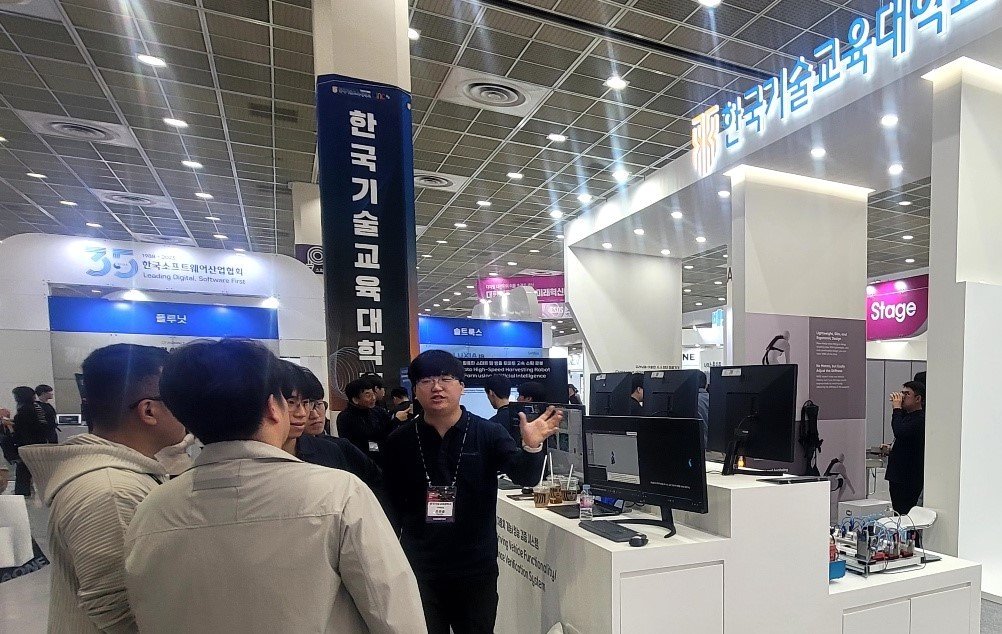 본문 이미지 - 25일 코엑스 A홀에서 열린 '대한민국 디지털미래혁신대전' 한기대 부스에서 관람객들이 전시 기술을 둘러보고 있다. (한기대 제공)