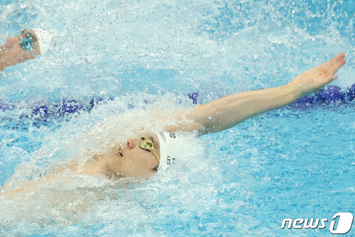 25일 오후 중국 항저우 올림픽 스포츠센터 수영장에서 열린 남자 배영 50ｍ 결승전에서 대한민국 이주호가 역영하고 있다. 이주호는 4위를 차지했다 2023.9.25/뉴스1 ⓒ News1 민경석 기자
