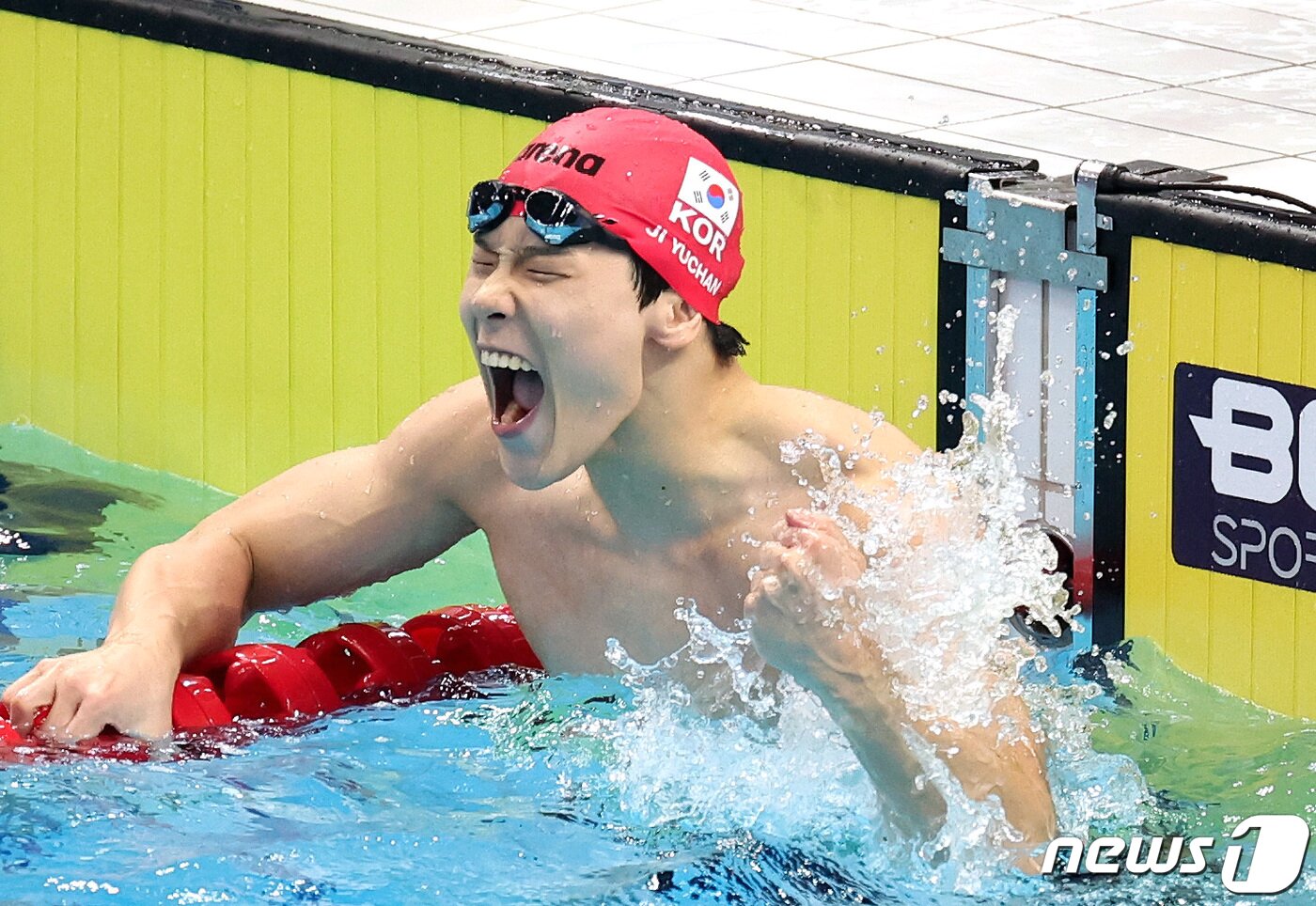 본문 이미지 - 25일 오후 중국 항저우 올림픽 스포츠센터 수영장에서 열린 남자 자유형 50ｍ 결승전에서 대한민국 지유찬이 금메달을 확정짓자 포효하고 있다. 2023.9.25/뉴스1 ⓒ News1 민경석 기자