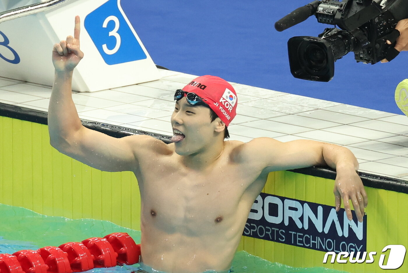 본문 이미지 - 25일 오후 중국 항저우 올림픽 스포츠센터 수영장에서 열린 남자 자유형 50ｍ 결승전에서 대한민국 지유찬이 금메달을 확정지은 뒤 기뻐하고 있다. 2023.9.25/뉴스1 ⓒ News1 민경석 기자