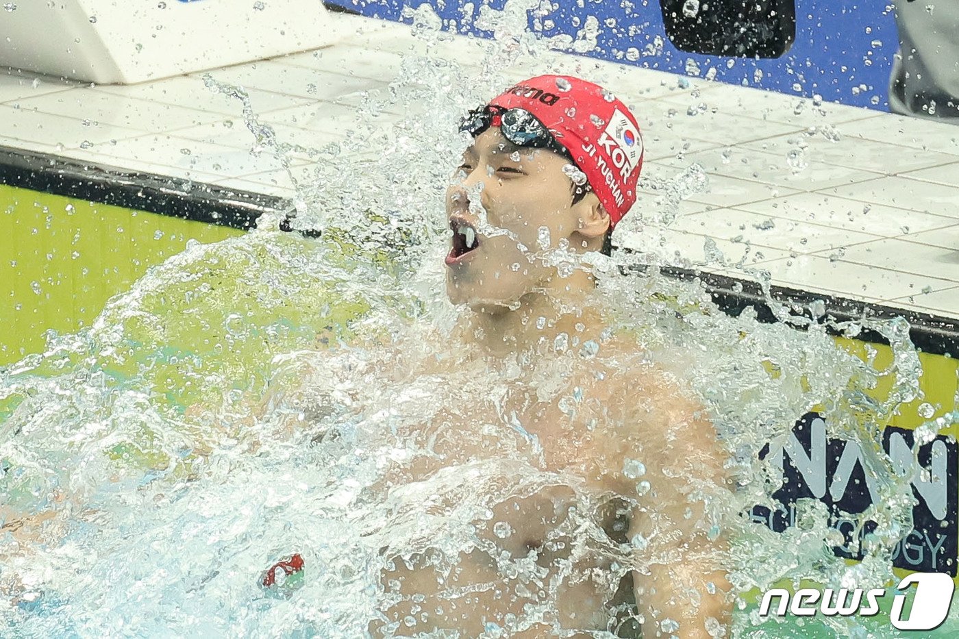 본문 이미지 - 25일 오후 중국 항저우 올림픽 스포츠센터 수영장에서 열린 남자 자유형 50ｍ 결승전에서 대한민국 지유찬이 금메달을 확정지은 뒤 기뻐하고 있다. 2023.9.25/뉴스1 ⓒ News1 민경석 기자