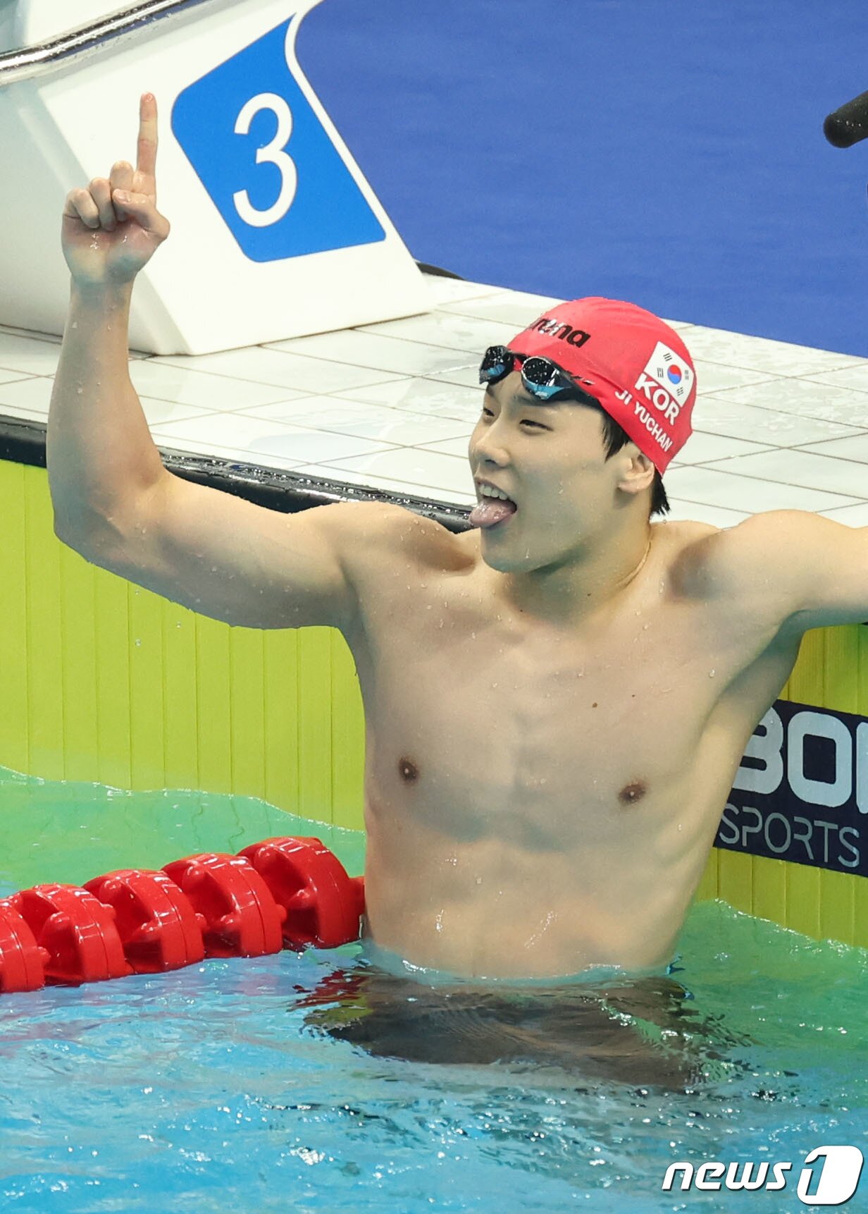 본문 이미지 - 25일 오후 중국 항저우 올림픽 스포츠센터 수영장에서 열린 남자 자유형 50ｍ 결승전에서 대한민국 지유찬이 금메달을 확정지은 뒤 기뻐하고 있다. 2023.9.25/뉴스1 ⓒ News1 민경석 기자