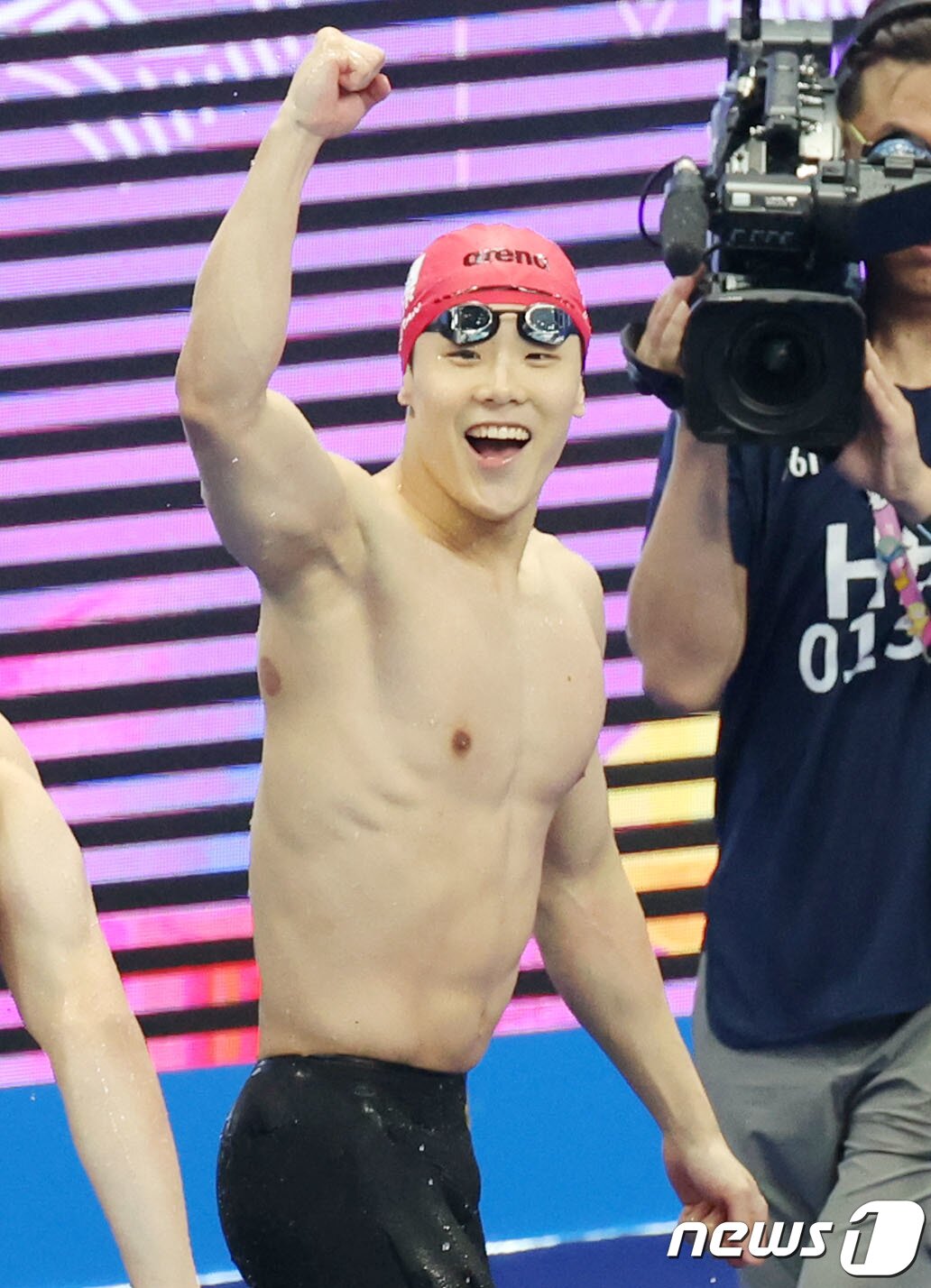 본문 이미지 - 25일 오후 중국 항저우 올림픽 스포츠센터 수영장에서 열린 남자 자유형 50ｍ 결승전에서 대한민국 지유찬이 금메달을 확정지은 뒤 기뻐하고 있다. 2023.9.25/뉴스1 ⓒ News1 민경석 기자