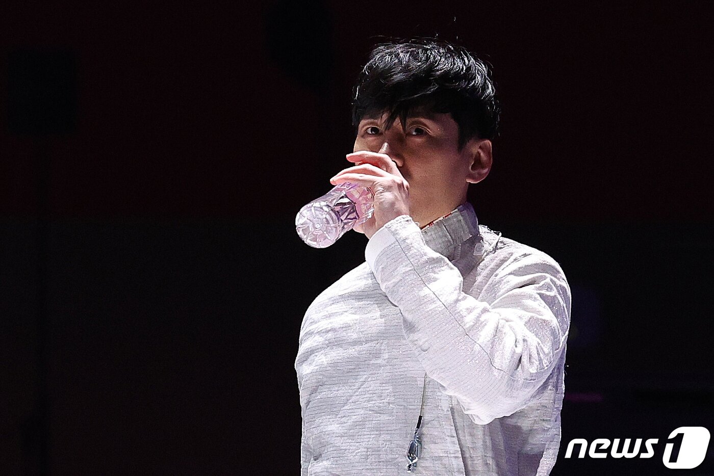 본문 이미지 - 구본길이 25일 오후 중국 항저우 디안즈대학 체육관에서 열린 2022 항저우 아시안게임 펜싱 남자 사브르 개인전 결승 오상욱과의 대결에서 목을 축이고 있다. 이날 경기는 오상욱이 금메달, 구본길이 은메달을 차지했다. 2023.9.25/뉴스1 ⓒ News1 신웅수 기자