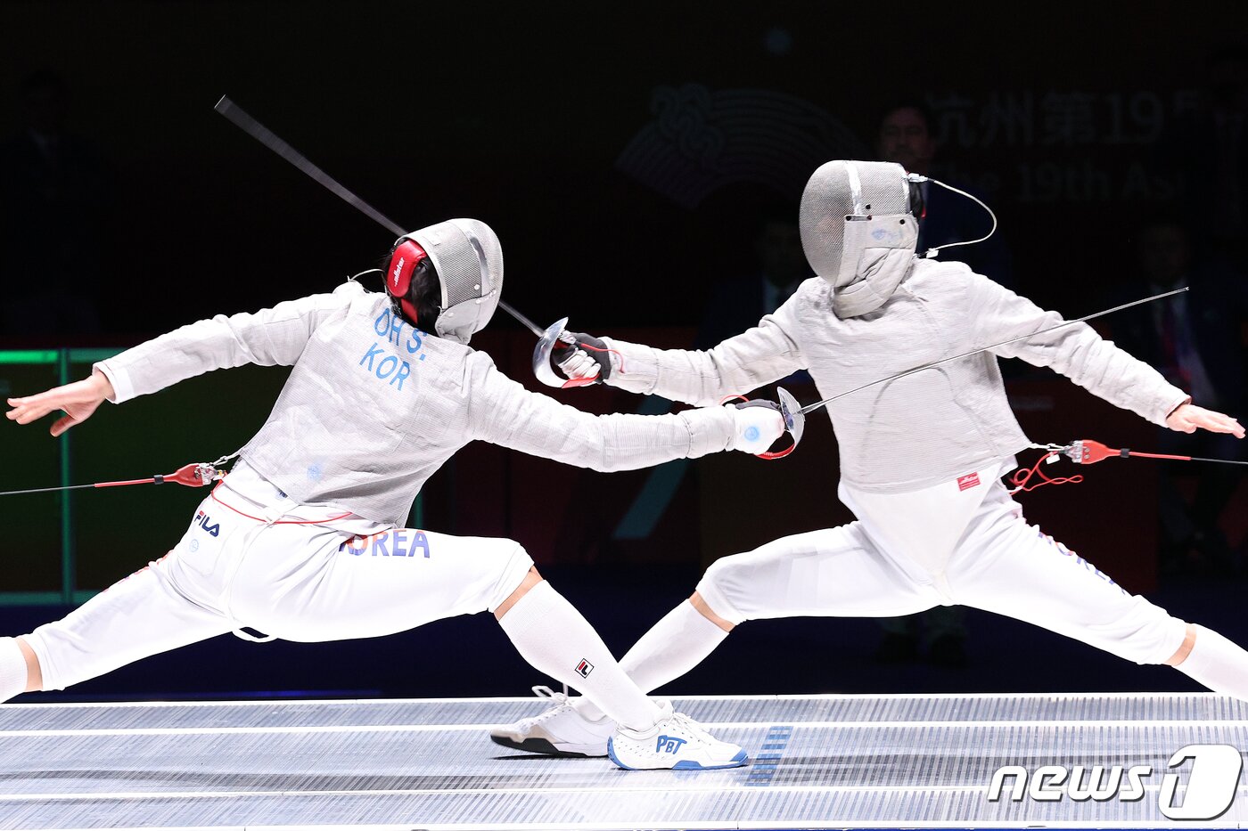 본문 이미지 - 오상욱(왼쪽)과 구본길이 25일 오후 중국 항저우 디안즈대학 체육관에서 열린 2022 항저우 아시안게임 펜싱 남자 사브르 개인전 결승에서 치열한 승부를 펼치고 있다. 이날 경기는 오상욱이 금메달, 구본길이 은메달을 차지했다. 2023.9.25/뉴스1 ⓒ News1 신웅수 기자