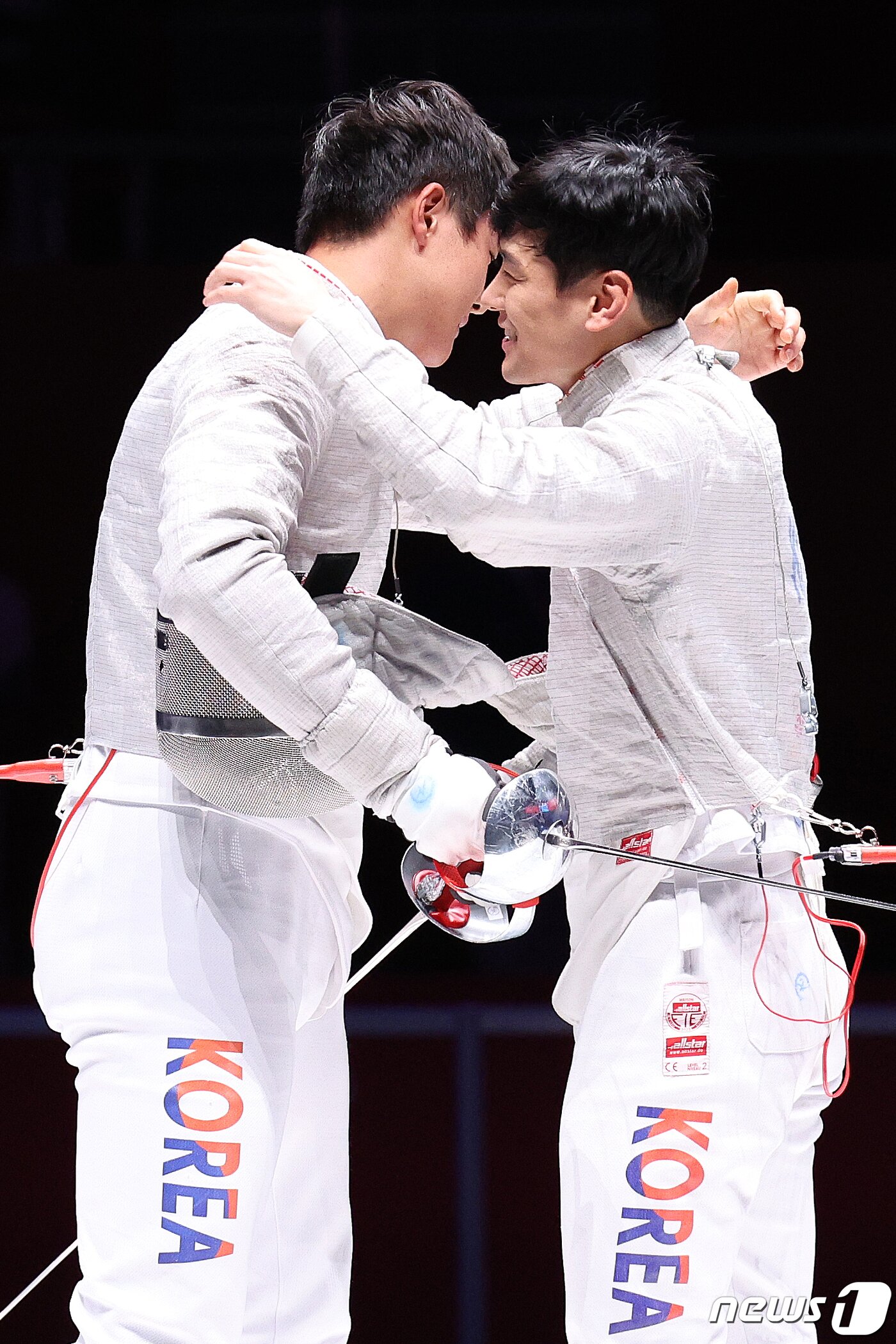 본문 이미지 - 오상욱(왼쪽)과 구본길이 25일 오후 중국 항저우 디안즈대학 체육관에서 열린 2022 항저우 아시안게임 펜싱 남자 사브르 개인전 결승을 마친 후 포옹하고 있다. 이날 경기는 오상욱이 금메달, 구본길이 은메달을 차지했다. 2023.9.25/뉴스1 ⓒ News1 신웅수 기자