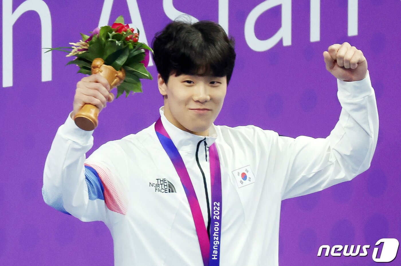 본문 이미지 - 25일 오후 중국 항저우 올림픽 스포츠센터 수영장에서 열린 남자 자유형 50ｍ 결승전에서 1위를 차지한 대한민국 지유찬이 금메달을 목에 걸고 기뻐하고 있다. 2023.9.25/뉴스1 ⓒ News1 민경석 기자