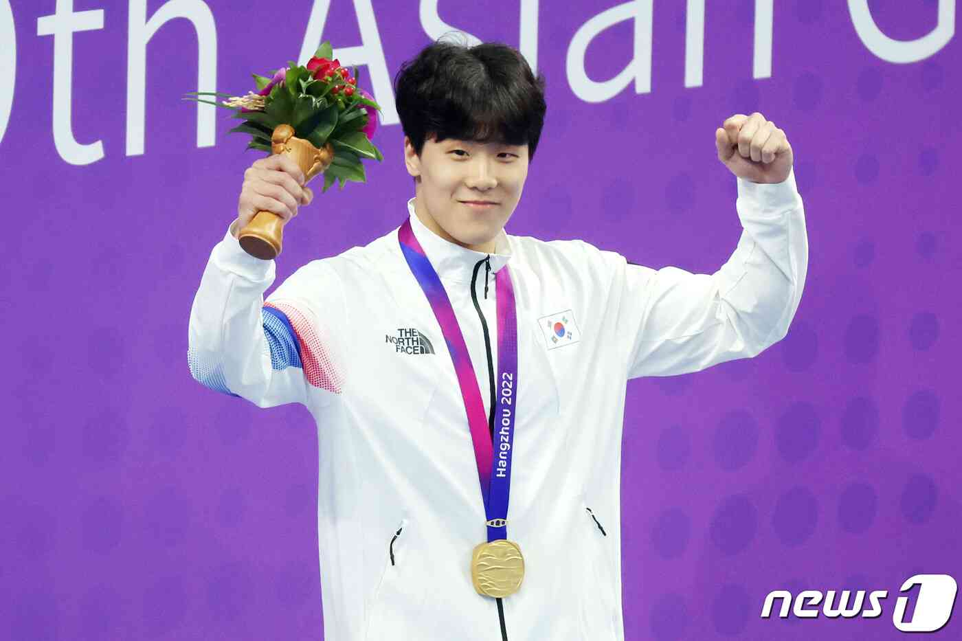 25일 오후 중국 항저우 올림픽 스포츠센터 수영장에서 열린 남자 자유형 50ｍ 결승전에서 1위를 차지한 대한민국 지유찬이 금메달을 목에 걸고 기뻐하고 있다. 2023.9.25/뉴스1 © News1 민경석 기자