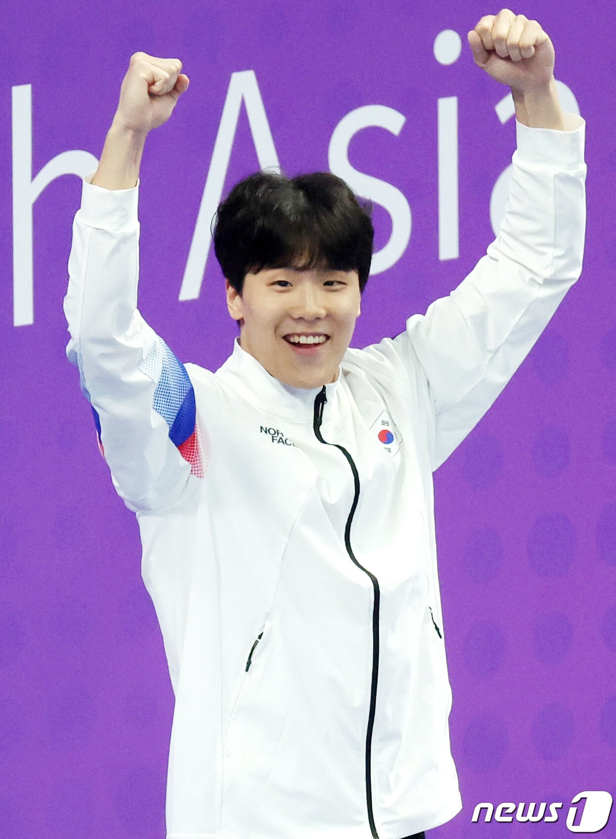 본문 이미지 - 25일 오후 중국 항저우 올림픽 스포츠센터 수영장에서 열린 남자 자유형 50ｍ 결승전에서 1위를 차지한 대한민국 지유찬이 시상대에 오르고 있다. 2023.9.25/뉴스1 ⓒ News1 민경석 기자