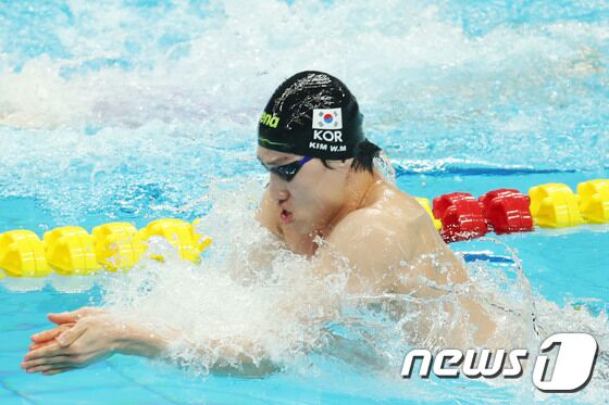 25일 오후 중국 항저우 올림픽 스포츠센터 수영장에서 열린 남자 평영 100ｍ 결승전에서 대한민국 최동열이 역영하고 있다. 최동열은 이날 3위를 차지해 동메달을 목에 걸었다. 2023.9.25/뉴스1 © News1 민경석 기자