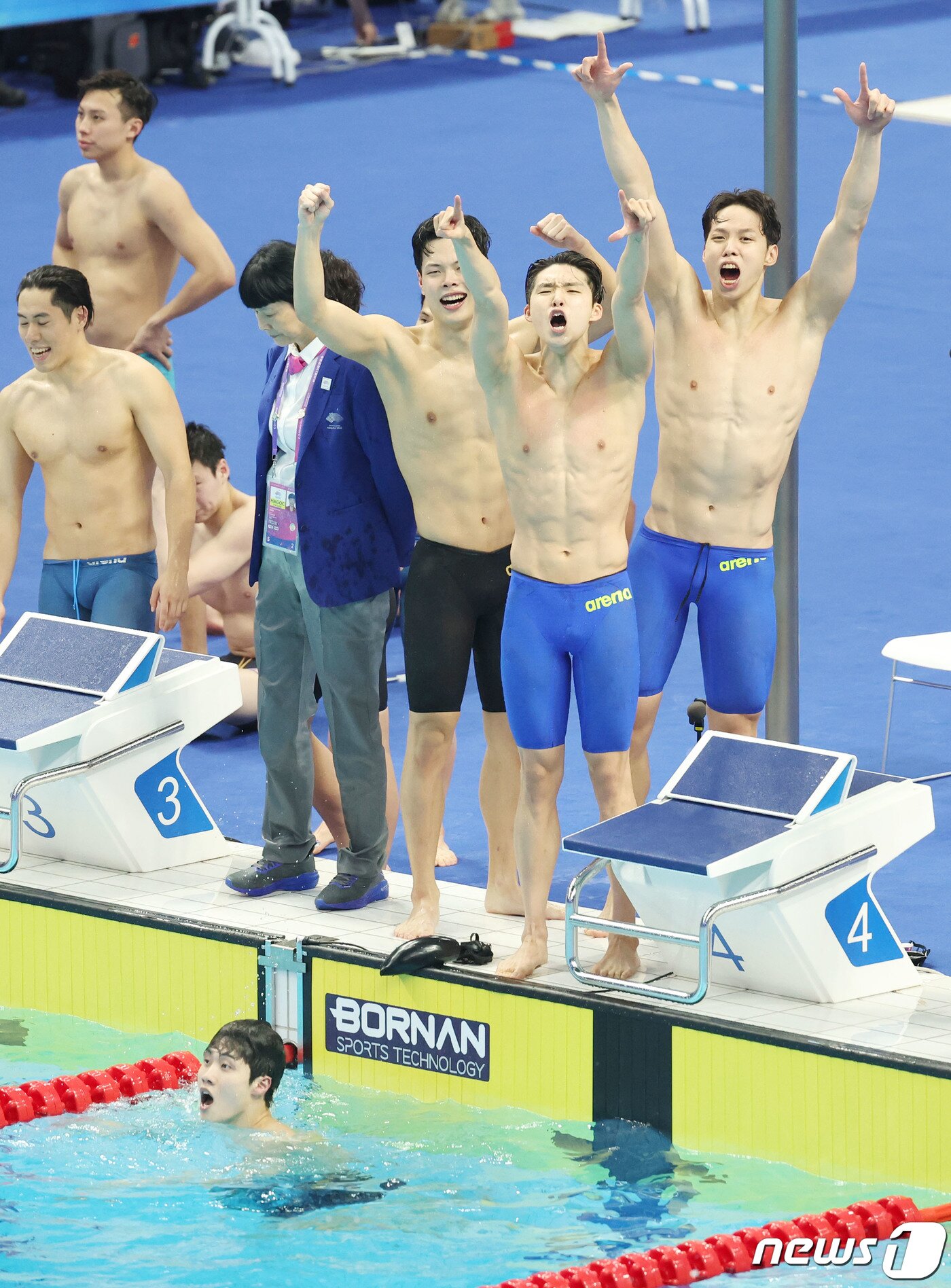 본문 이미지 - 25일 오후 중국 항저우 올림픽 스포츠센터 수영장에서 열린 남자 계영 800ｍ 결승전에서 대한민국 황선우(왼쪽부터)와 이호준, 김우민, 양재훈이 금메달을 확정 지은 뒤 환호하고 있다. 2023.9.25/뉴스1 ⓒ News1 민경석 기자