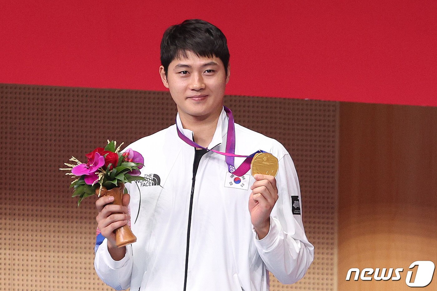 본문 이미지 - 25일 오후 중국 항저우 디안즈대학 체육관에서 열린 2022 항저우 아시안게임 펜싱 남자 사브르 개인전 메달 수여식에서 금메달을 차지한 오상욱이 메달을 들고 포즈를 취하고 있다. 2023.9.25 ⓒ 뉴스1 신웅수 기자