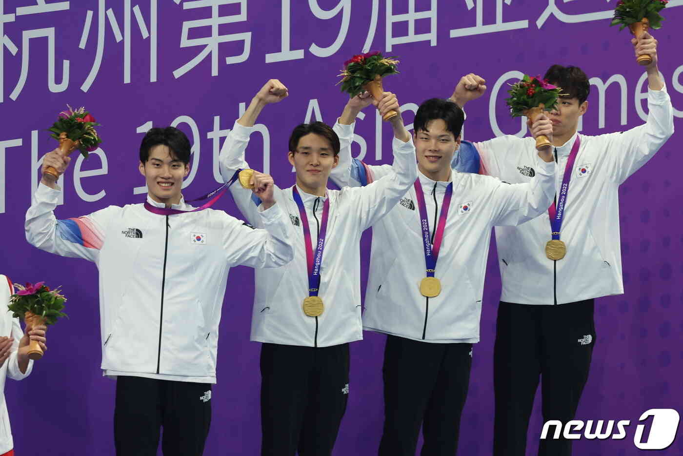 25일 오후 중국 항저우 올림픽 스포츠센터 수영장에서 열린 남자 계영 800ｍ 결승전에서 금메달을 차지한 대한민국 황선우와 김우민, 양재훈, 이호준이 시상식에서 메달을 목에 걸고 포즈를 취하고 있다. 2023.9.25/뉴스1 © News1 민경석 기자