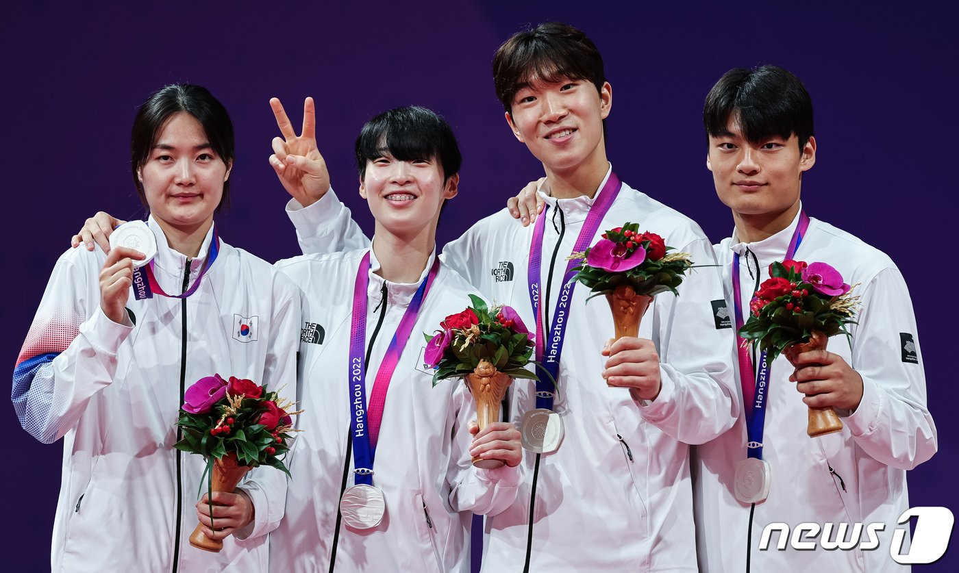 본문 이미지 - 태권도 혼성단체 김잔디(왼쪽부터), 이다빈, 박우혁, 서건우가 25일 중국 항저우 린안 스포츠문화·전시센터에서 열린 2022 항저우 아시안게임 태권도 겨루기 혼성 단체전 시상식에서 은메달을 목에 걸고 포즈를 취하고 있다. 2023.9.25/뉴스1 ⓒ News1 유승관 기자