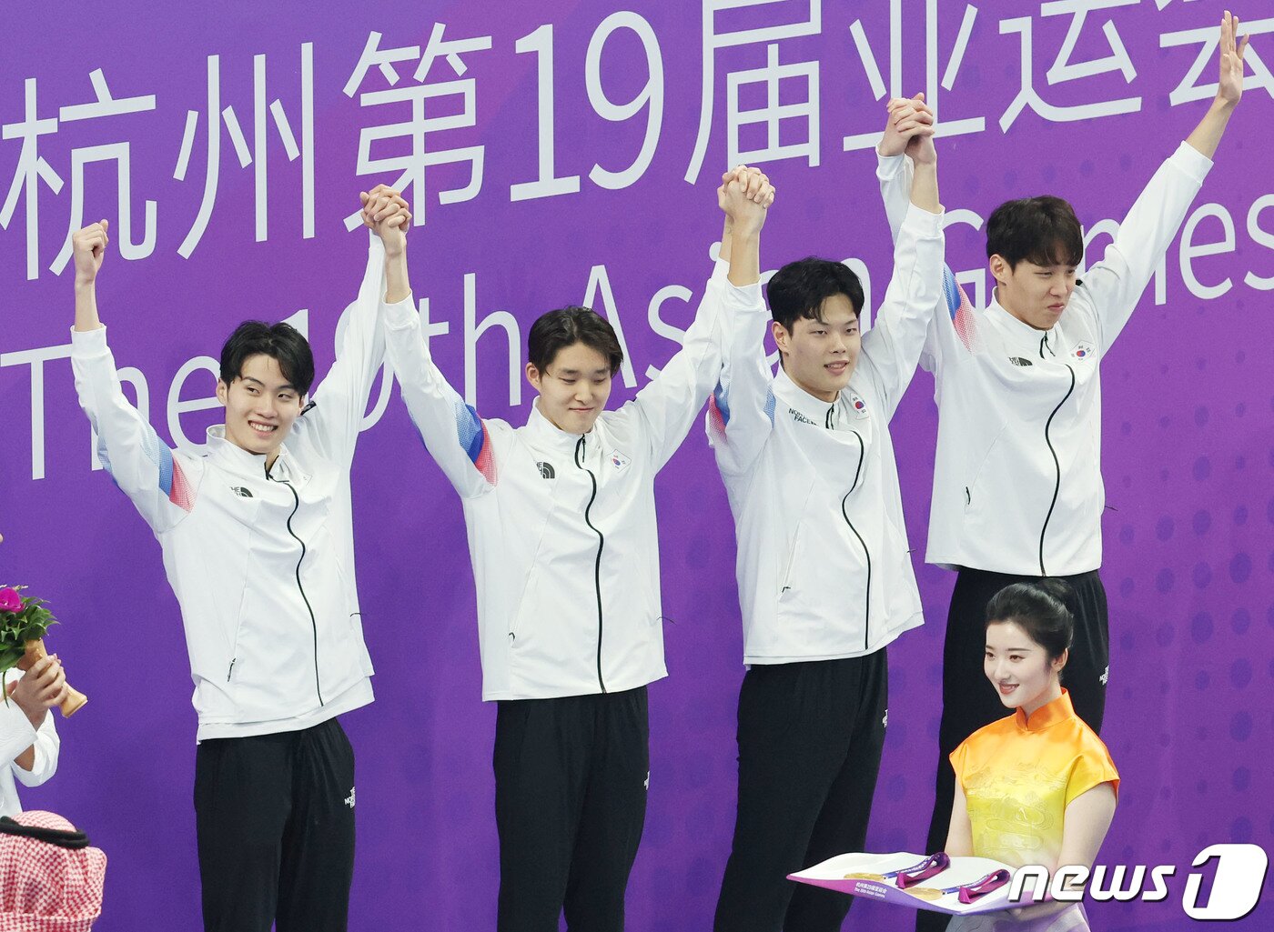 본문 이미지 - 25일 오후 중국 항저우 올림픽 스포츠센터 수영장에서 열린 남자 계영 800ｍ 결승전에서 1위를 차지한 대한민국 황선우(왼쪽부터) 김우민, 이호준, 양재훈이 금메달을 목에 걸고 시상대에 오르고 있다. 2023.9.25/뉴스1 ⓒ News1 민경석 기자