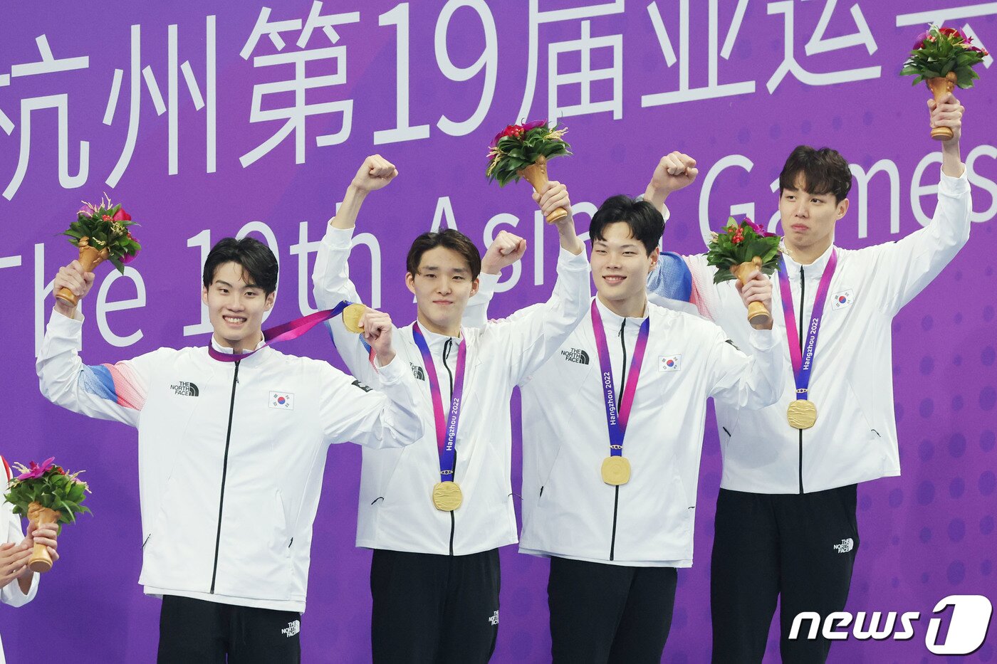 본문 이미지 - 하엊우 아시안게임에서 금메달을 따냈던 한국 계영 대표팀 2023.9.25/뉴스1 ⓒ News1 민경석 기자