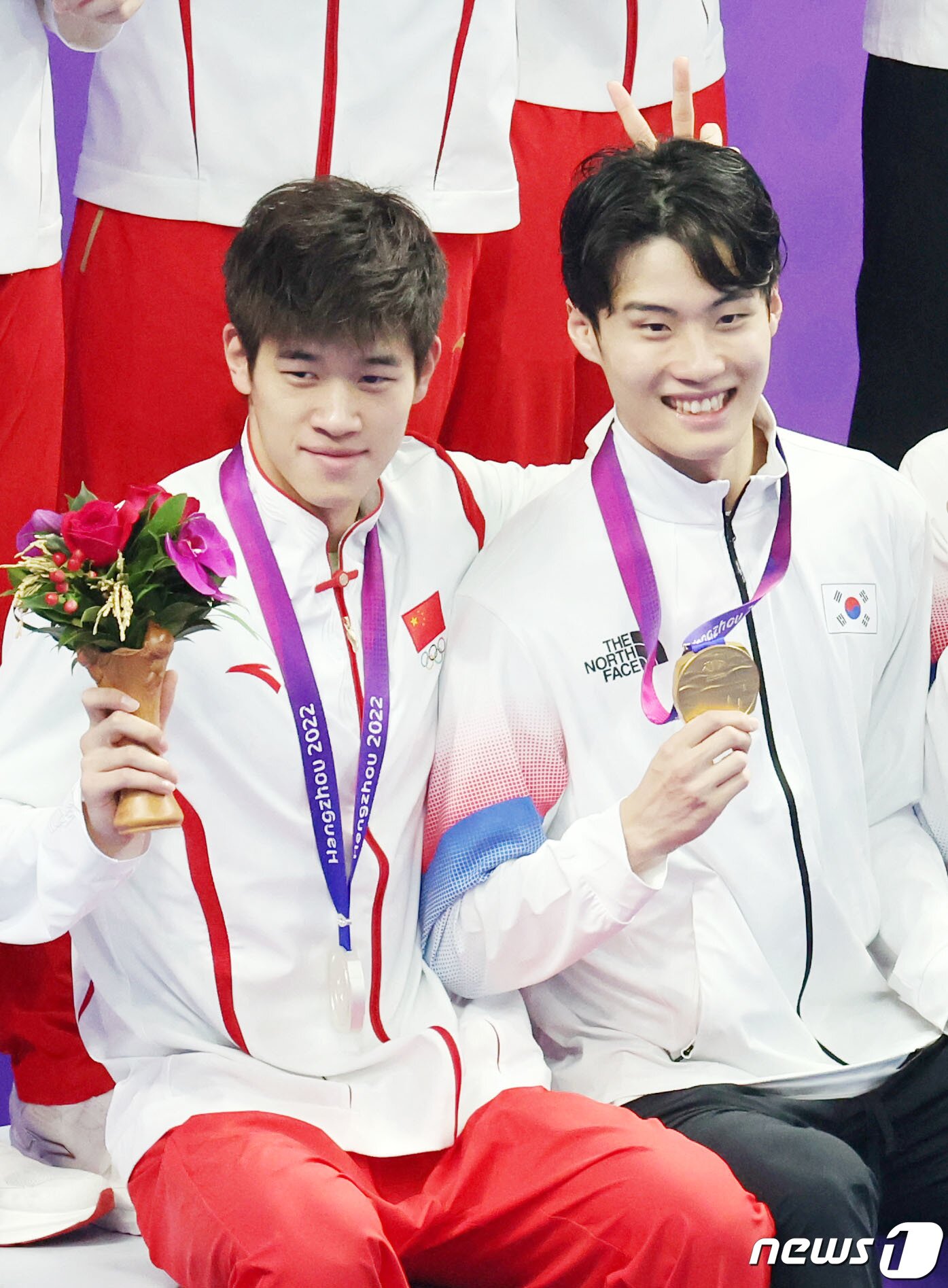 본문 이미지 - 5일 오후 중국 항저우 올림픽 스포츠센터 수영장에서 열린 남자 계영 800ｍ 결승전이 끝난 뒤 은메달을 차지한 중국의 대표 수영 스타 판잔러가 기념촬영을 하며 금메달을 차지한 대한민국 황선우에게 장난을 치고 있다. 2023.9.25/뉴스1 ⓒ News1 민경석 기자