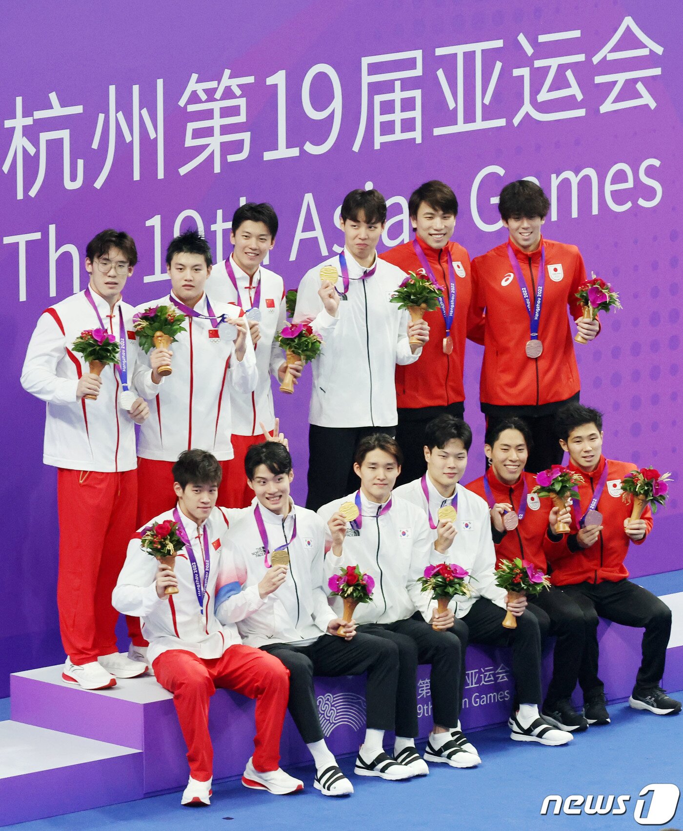 본문 이미지 - 25일 오후 중국 항저우 올림픽 스포츠센터 수영장에서 열린 남자 계영 800ｍ 결승전에서 1위를 차지한 대한민국 황선우(왼쪽부터) 김우민, 이호준, 양재훈이 금메달을 목에 걸고 각각 2·3위에 오른 중국·일본 선수들과 기념촬영을하고 있다. 2023.9.25/뉴스1 ⓒ News1 민경석 기자