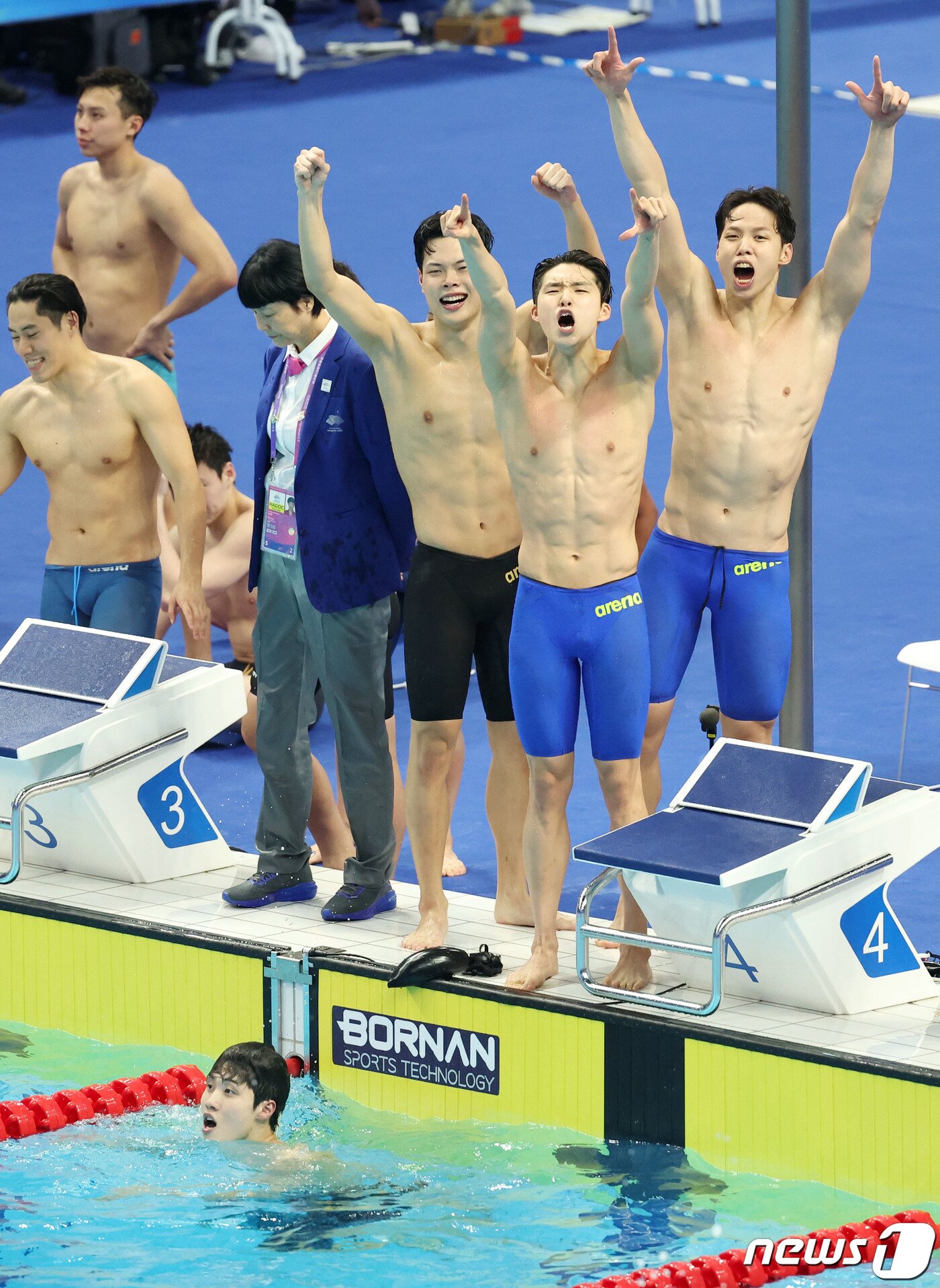 본문 이미지 - 25일 오후 중국 항저우 올림픽 스포츠센터 수영장에서 열린 남자 계영 800ｍ 결승전에서 대한민국 황선우(왼쪽부터)와 이호준, 김우민, 양재훈이 금메달을 확정 지은 뒤 환호하고 있다. 2023.9.25/뉴스1 ⓒ News1 민경석 기자