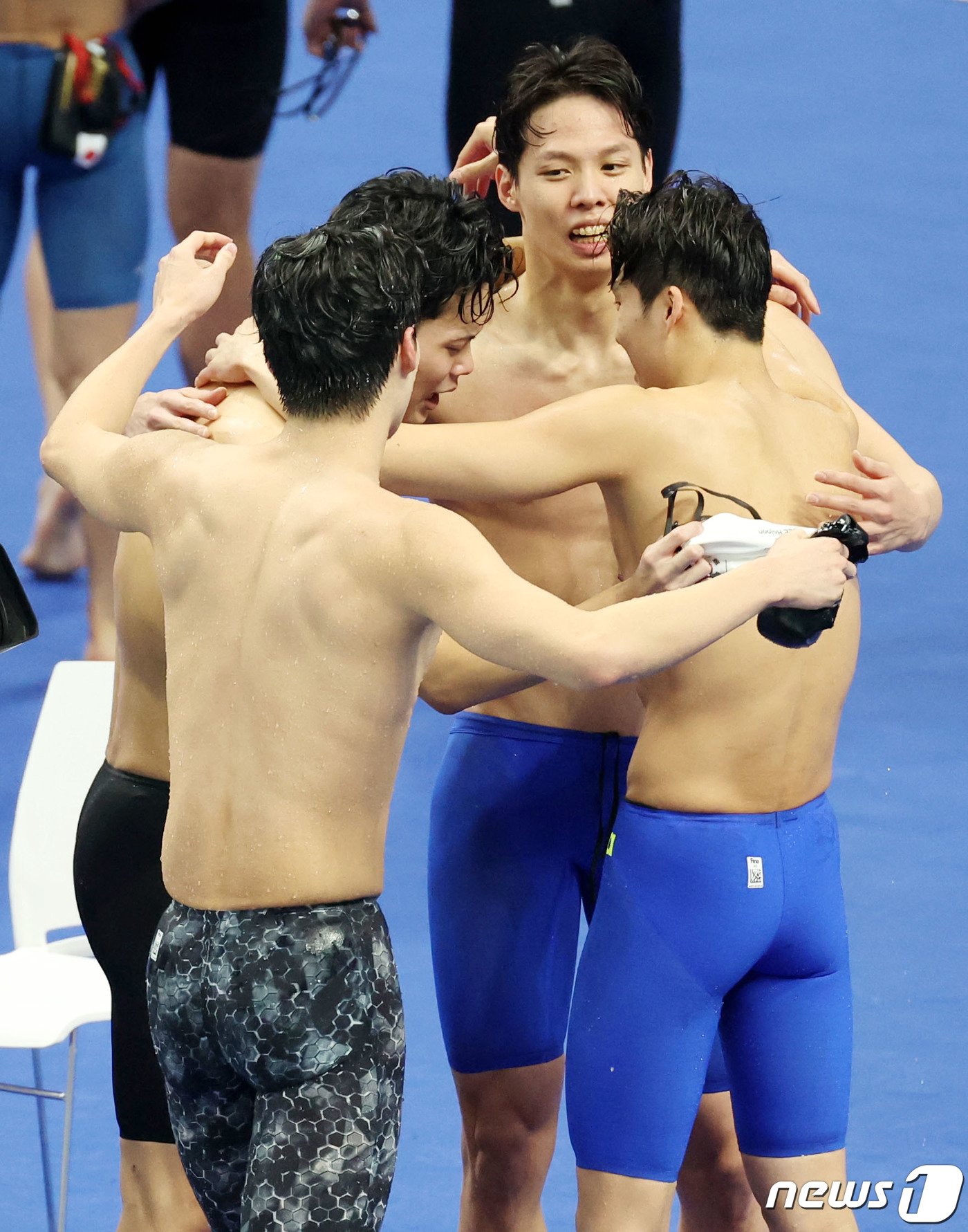 본문 이미지 - 25일 오후 중국 항저우 올림픽 스포츠센터 수영장에서 열린 남자 계영 800ｍ 결승전에서 대한민국 황선우(왼쪽부터 시계방향으로)와 이호준, 양재훈, 김우민이 금메달을 확정 지은 뒤 환호하고 있다. 2023.9.25/뉴스1 ⓒ News1 민경석 기자