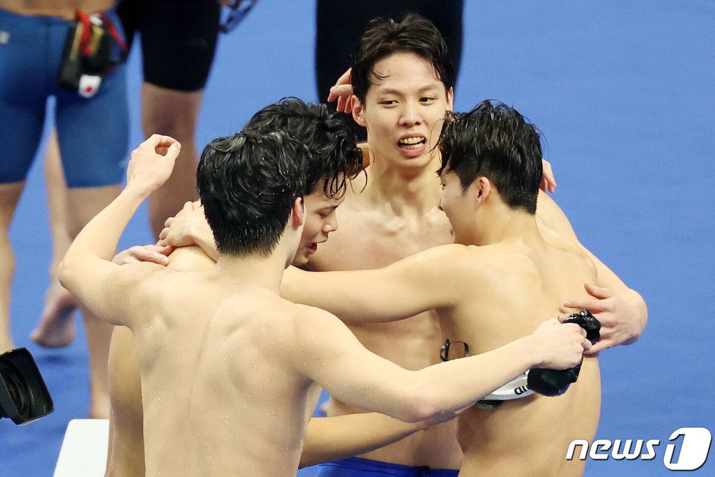 본문 이미지 - 25일 오후 중국 항저우 올림픽 스포츠센터 수영장에서 열린 남자 계영 800ｍ 결승전에서 대한민국 황선우(왼쪽부터 시계방향으로)와 이호준, 양재훈, 김우민이 금메달을 확정 지은 뒤 환호하고 있다. 2023.9.25/뉴스1 ⓒ News1 민경석 기자