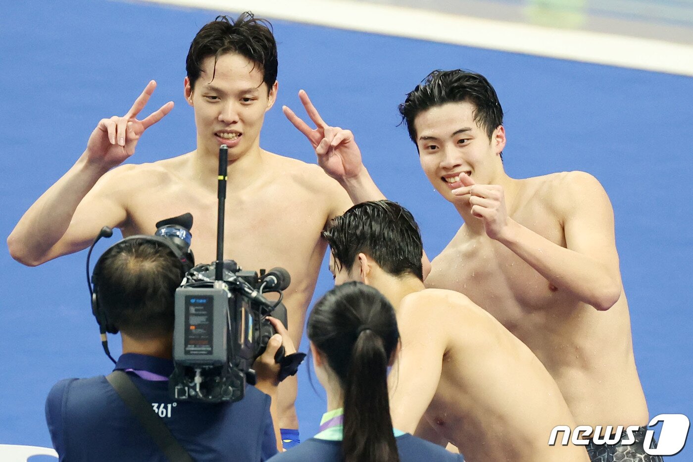 본문 이미지 - 25일 오후 중국 항저우 올림픽 스포츠센터 수영장에서 열린 남자 계영 800ｍ 결승전에서 대한민국 황선우(오른쪽)와 양재훈이 금메달을 확정 지은 뒤 중계 카메라에 포즈를 취하고 있다. 2023.9.25/뉴스1 ⓒ News1 민경석 기자