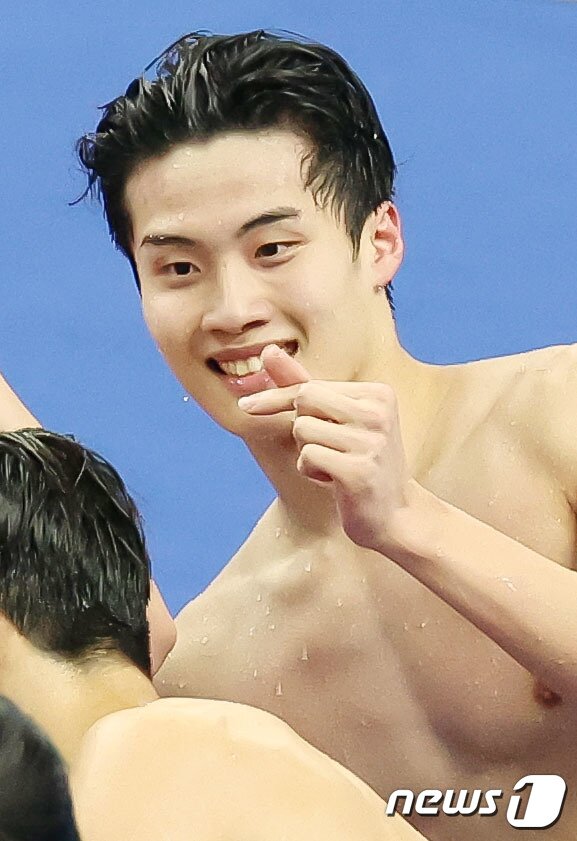 본문 이미지 - 25일 오후 중국 항저우 올림픽 스포츠센터 수영장에서 열린 남자 계영 800m 결승전에서 대한민국 황선우가 금메달을 확정 지은 뒤 중계 카메라에 포즈를 취하고 있다. 2023.9.25/뉴스1 ⓒ News1 민경석 기자