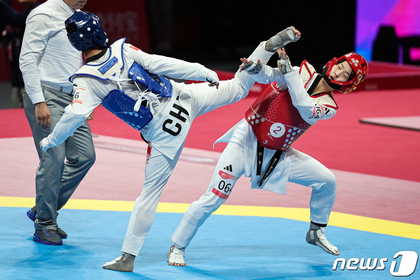 본문 이미지 - 이다빈이 25일 중국 항저우 린안 스포츠문화·전시센터에서 열린 2022 항저우 아시안게임 태권도 겨루기 혼성 단체전 결승 중국과 경기를 펼치고 있다. 대한민국은 중국 77대84로 져 항저우 아시안게임에서 첫 선을 보인 태권도 겨루기 혼성단체전 은메달을 차지했다. 2023.9.25/뉴스1 ⓒ News1 유승관 기자