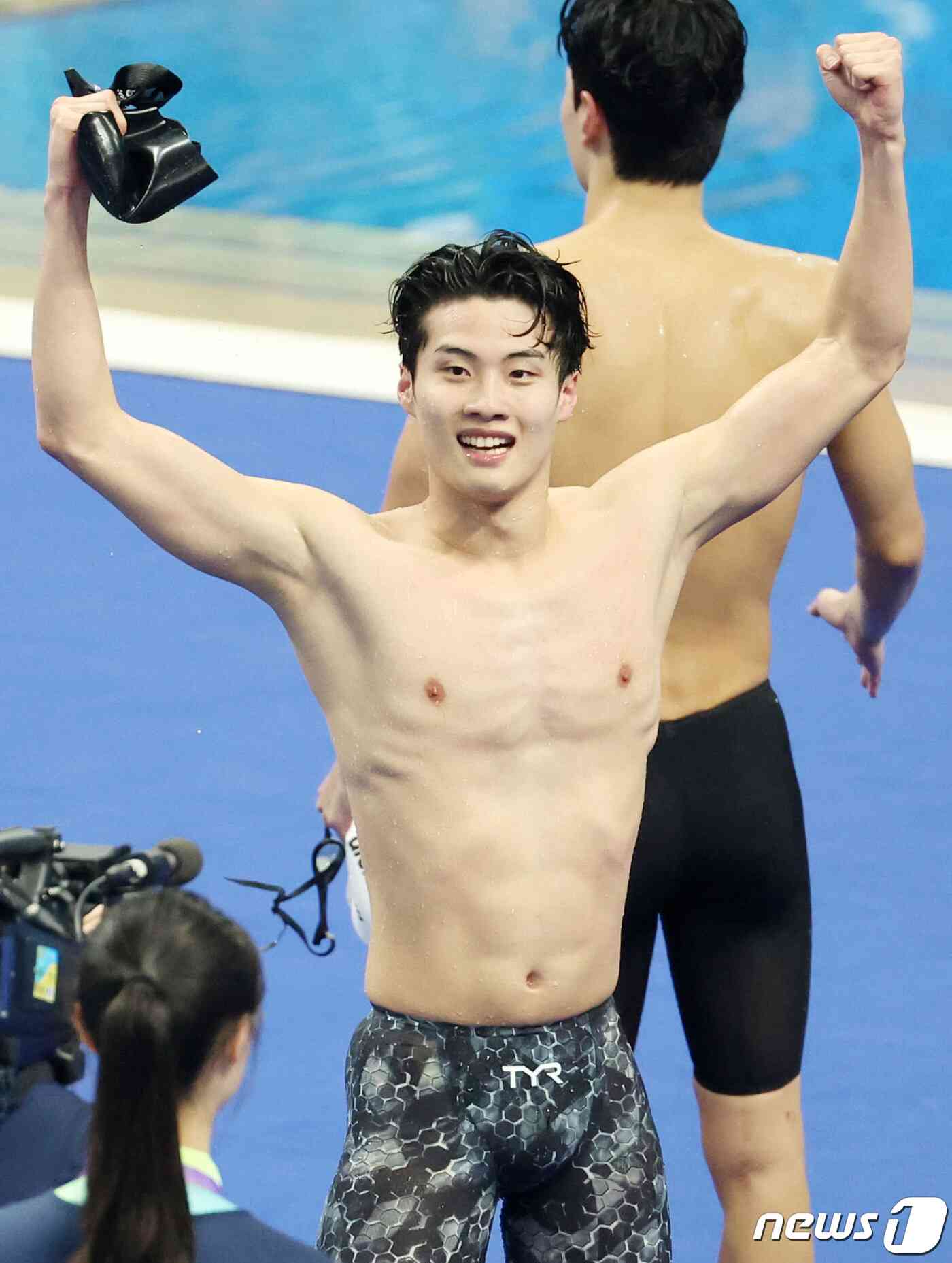 25일 오후 중국 항저우 올림픽 스포츠센터 수영장에서 열린 남자 계영 800ｍ 결승전에서 대한민국 황선우가 금메달을 확정 지은 뒤 두 팔을 번쩍 들어올리고 있다. 2023.9.25/뉴스1 © News1 민경석 기자