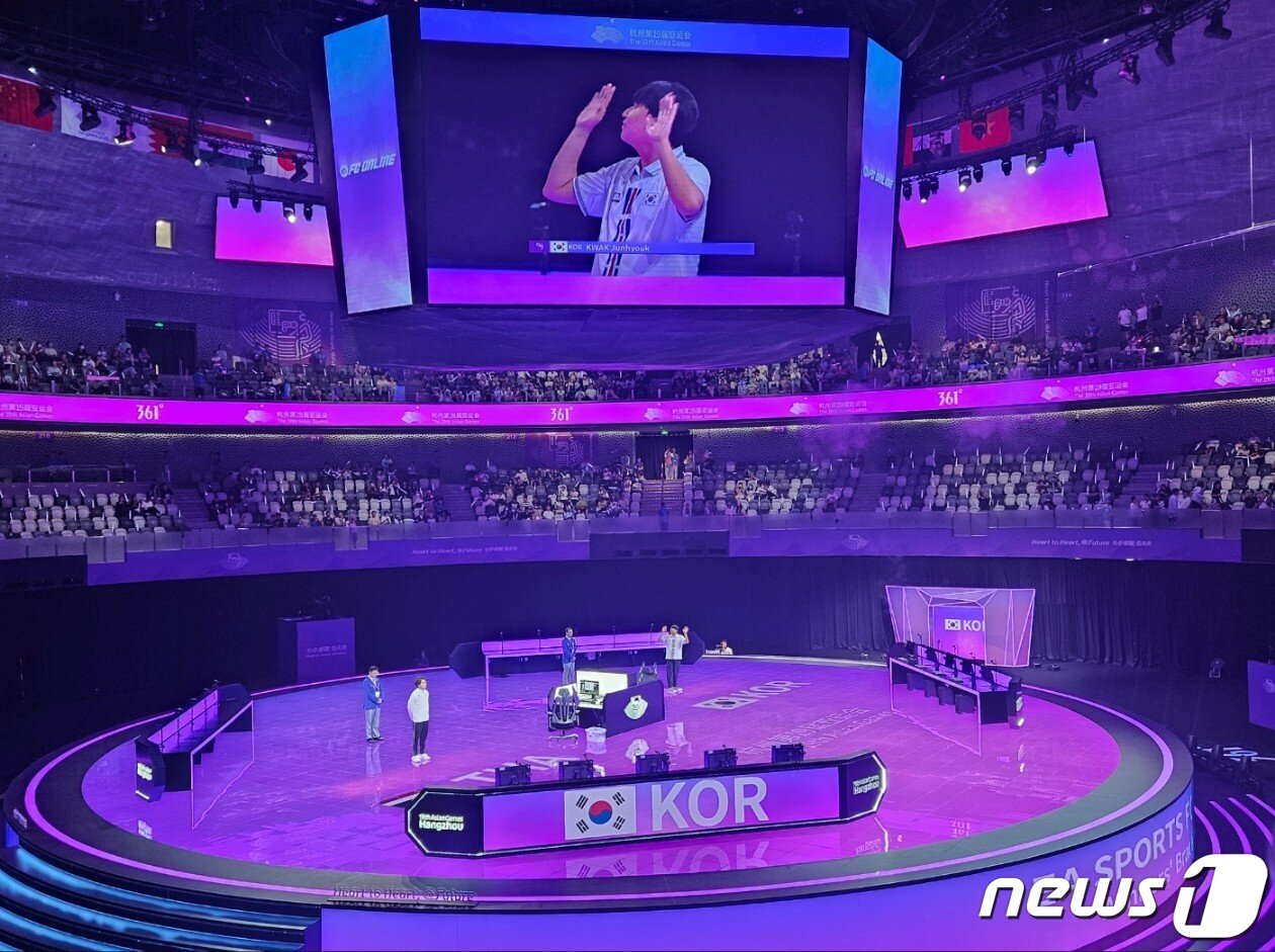본문 이미지 - FC온라인 국가대표 곽준혁(KT롤스터·23)이 경기 시작 전 관중들을 향해 손을 흔드는 모습 2023.9.25/뉴스1 ⓒ News1 박소은 기자
