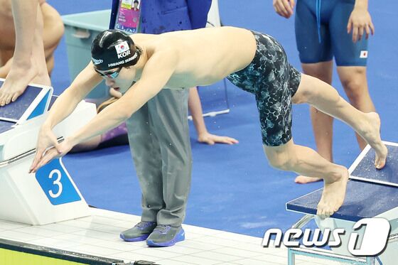25일 오후 중국 항저우 올림픽 스포츠센터 수영장에서 열린 남자 계영 800ｍ 결승전에서 대한민국 마지막 주자 황선우 힘차게 출발하고 있다. 2023.9.25/뉴스1 © News1 민경석 기자