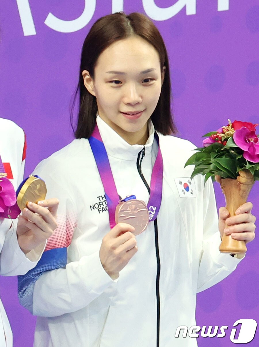 본문 이미지 - 25일 오후 중국 항저우 올림픽 스포츠센터 수영장에서 열린 여자 개인혼영 200ｍ 결승전에서 3위를 차지해 동메달을 목에 건 대한민국 김서영이 기념촬영을 하고 있다. 2023.9.25/뉴스1 ⓒ News1 민경석 기자