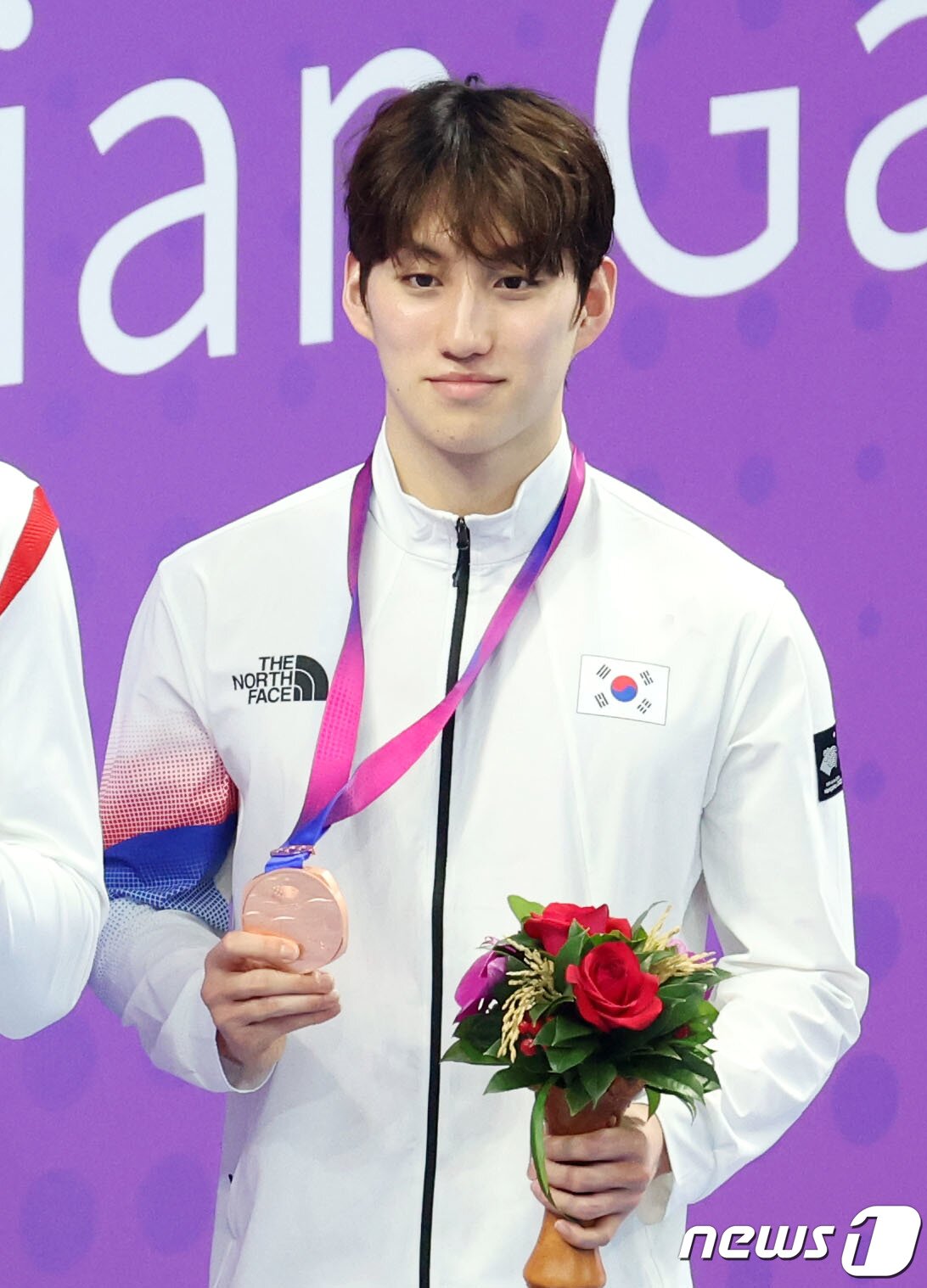 본문 이미지 - 25일 오후 중국 항저우 올림픽 스포츠센터 수영장에서 열린 남자 평영 100ｍ 결승전에서 3위에 올라 동메달을 목에 건 대한민국 최동열이 기념촬영을 하고 있다. 2023.9.25/뉴스1 ⓒ News1 민경석 기자