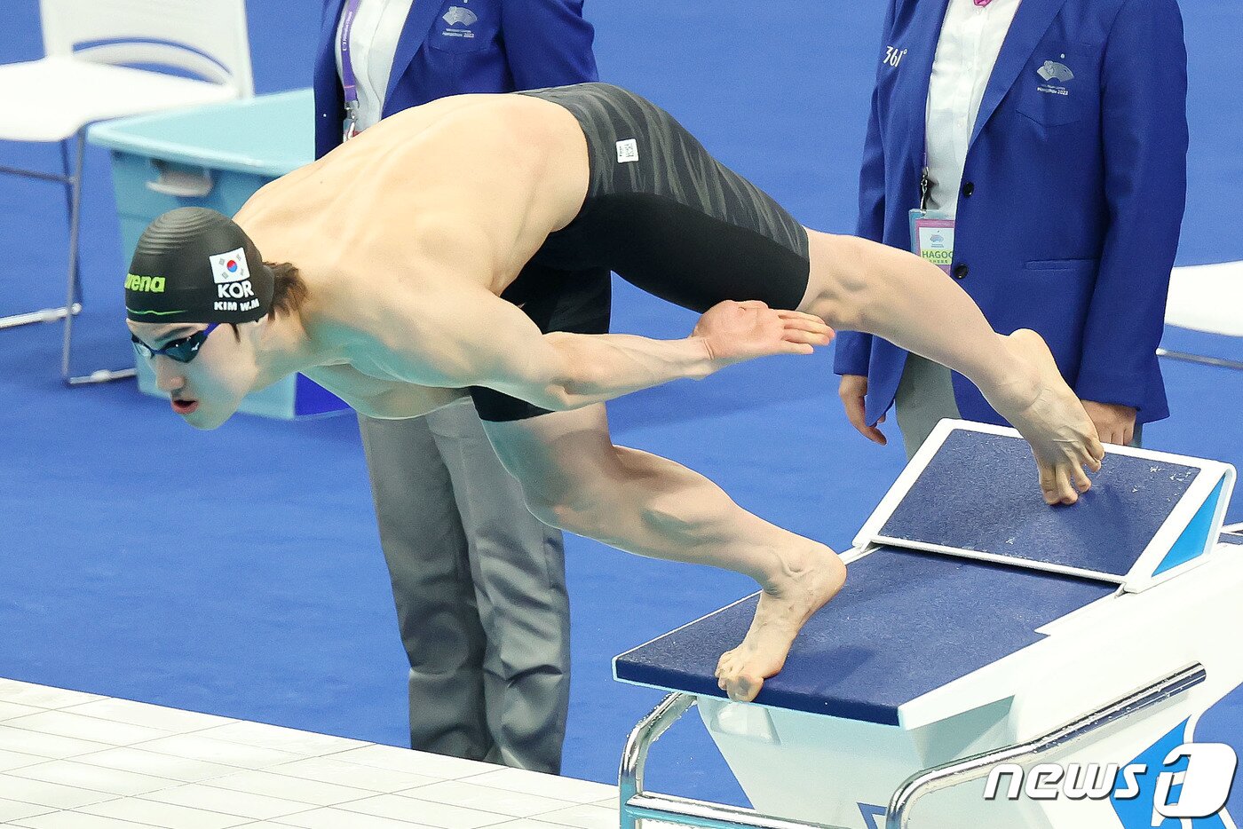 본문 이미지 - 25일 오후 중국 항저우 올림픽 스포츠센터 수영장에서 열린 남자 평영 100m 결승전에서 대한민국 최동열이 힘차게 출발하고 있다. 2023.9.25/뉴스1 ⓒ News1 민경석 기자