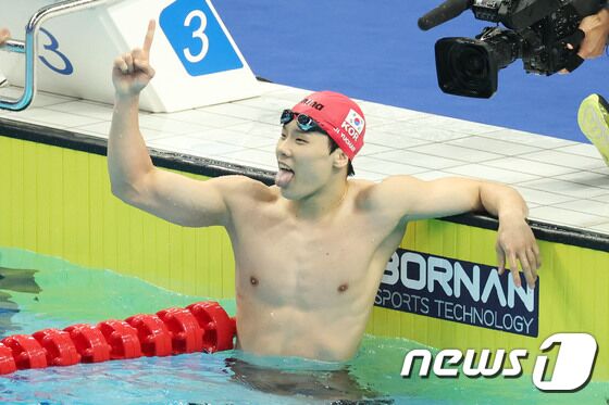 5일 오후 중국 항저우 올림픽 스포츠센터 수영장에서 열린 남자 자유형 50ｍ 결승전에서 대한민국 지유찬이 금메달을 확정지은 뒤 기뻐하고 있다. 2023.9.26/뉴스1 © News1 민경석 기자
