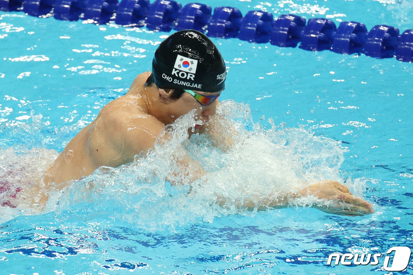 본문 이미지 - 25일 오후 중국 항저우 올림픽 스포츠센터 수영장에서 열린 남자 평영 100ｍ 결승전에서 대한민국 조성재가 역영하고 있다. 2023.9.26/뉴스1 ⓒ News1 민경석 기자