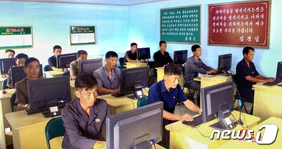 '농업과학 지식' 학습하는 북한 농민들