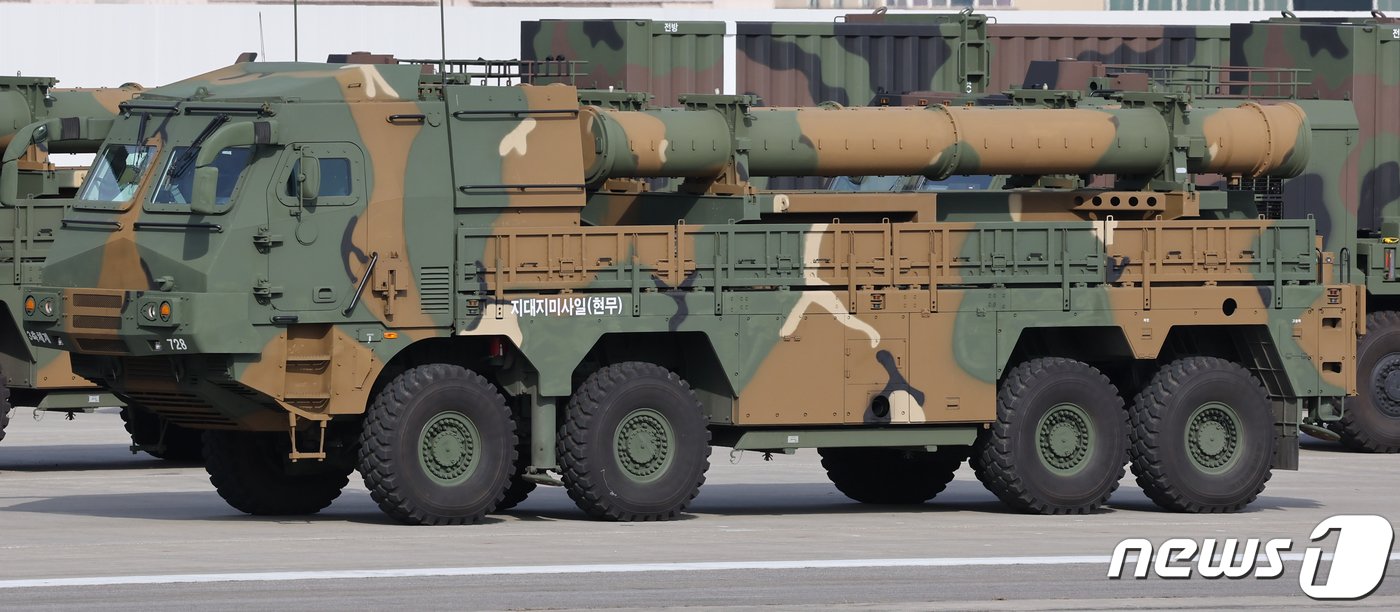 본문 이미지 - 지난 22일 경기 성남 서울공항에서 진행된 &#39;건군 75주년 국군의 날 기념식&#39; 준비사열 중 지대지 탄도 미사일 &#39;현무&#39;가 공개되고 있다. 2023.9.26/뉴스1 ⓒ News1 김도우 기자