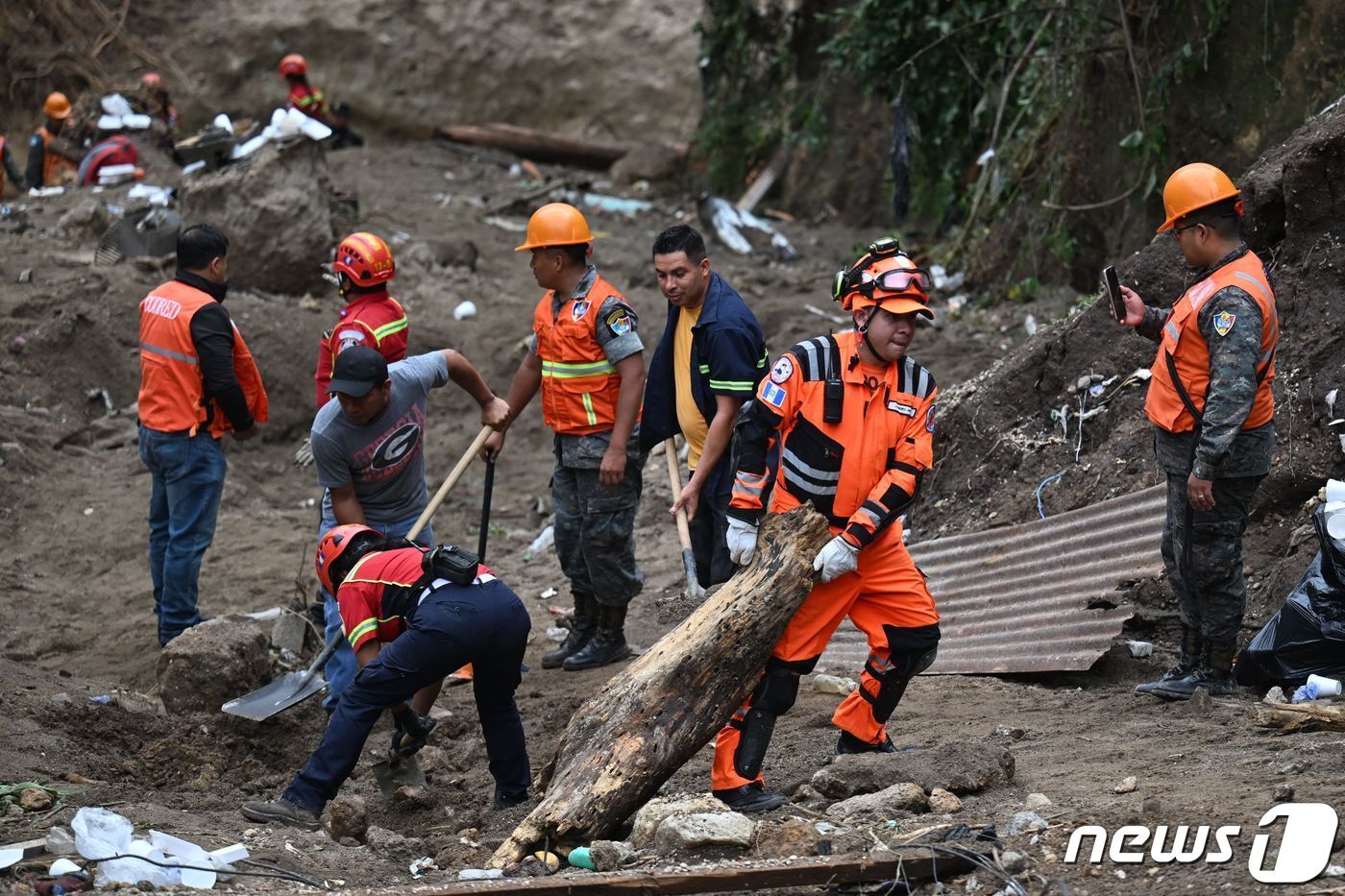 본문 이미지 - 25일(현지시간) 과테말라에서 폭우로 불어난 강물이 수도 과테말라시티를 덮쳐 구조대원이 복구 작업을 진행 중이다. 이번 홍수로 과테말라시티에서 현재까지 최소 6명이 숨지고 13명이 실종된 것으로 알려졌다. ⓒ AFP=뉴스1 ⓒ News1 김기성 기자