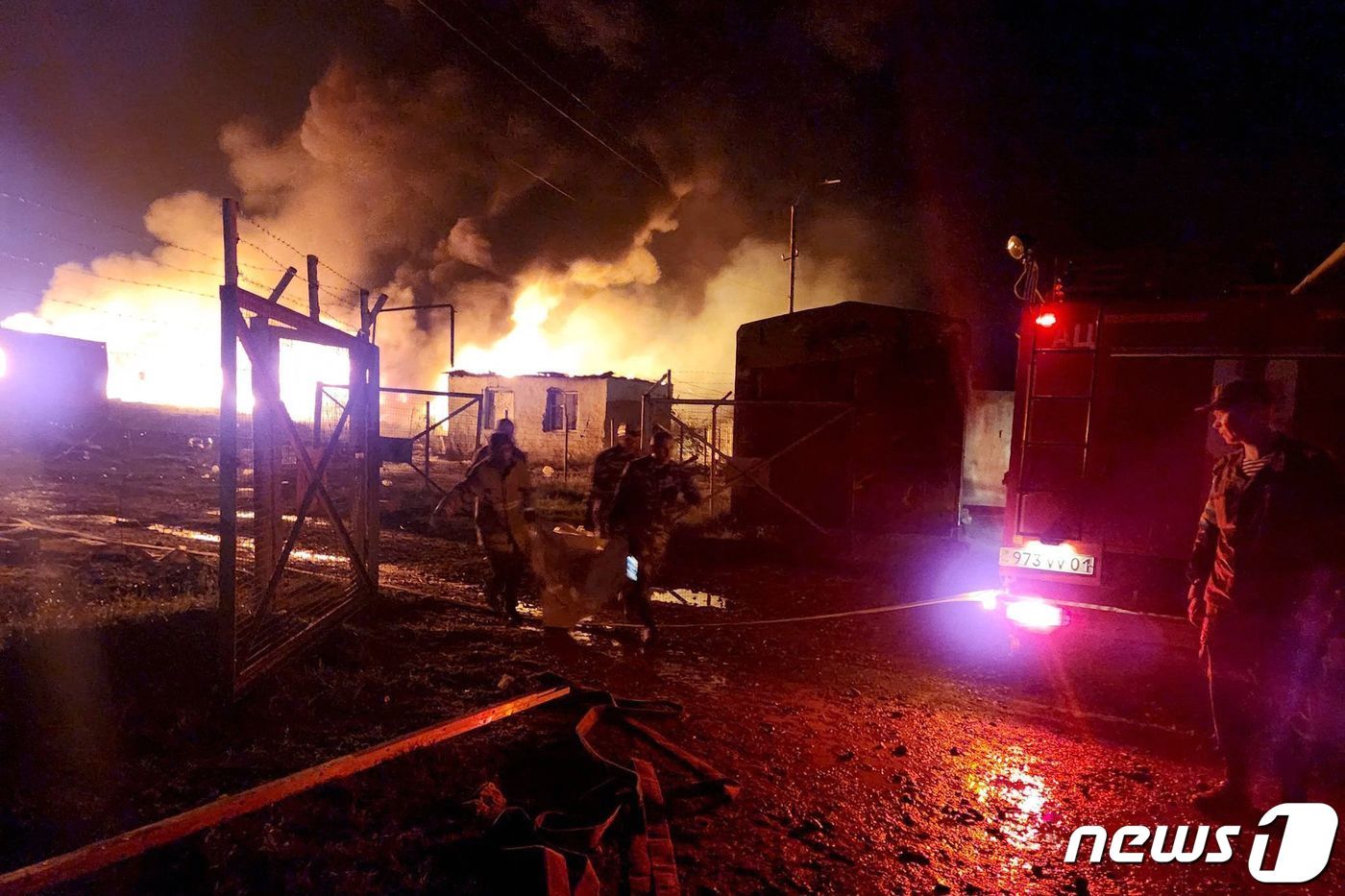 본문 이미지 - 25일(현지시간) 분쟁지인 나고르노-카라바흐의 중심 도시 스테파나케르트의 주유소에서 폭발이 발생했다. 현지 당국은 이번 폭발로 200명 이상이 부상했다고 밝혔다. ⓒ AFP=뉴스1 ⓒ News1 김민수 기자