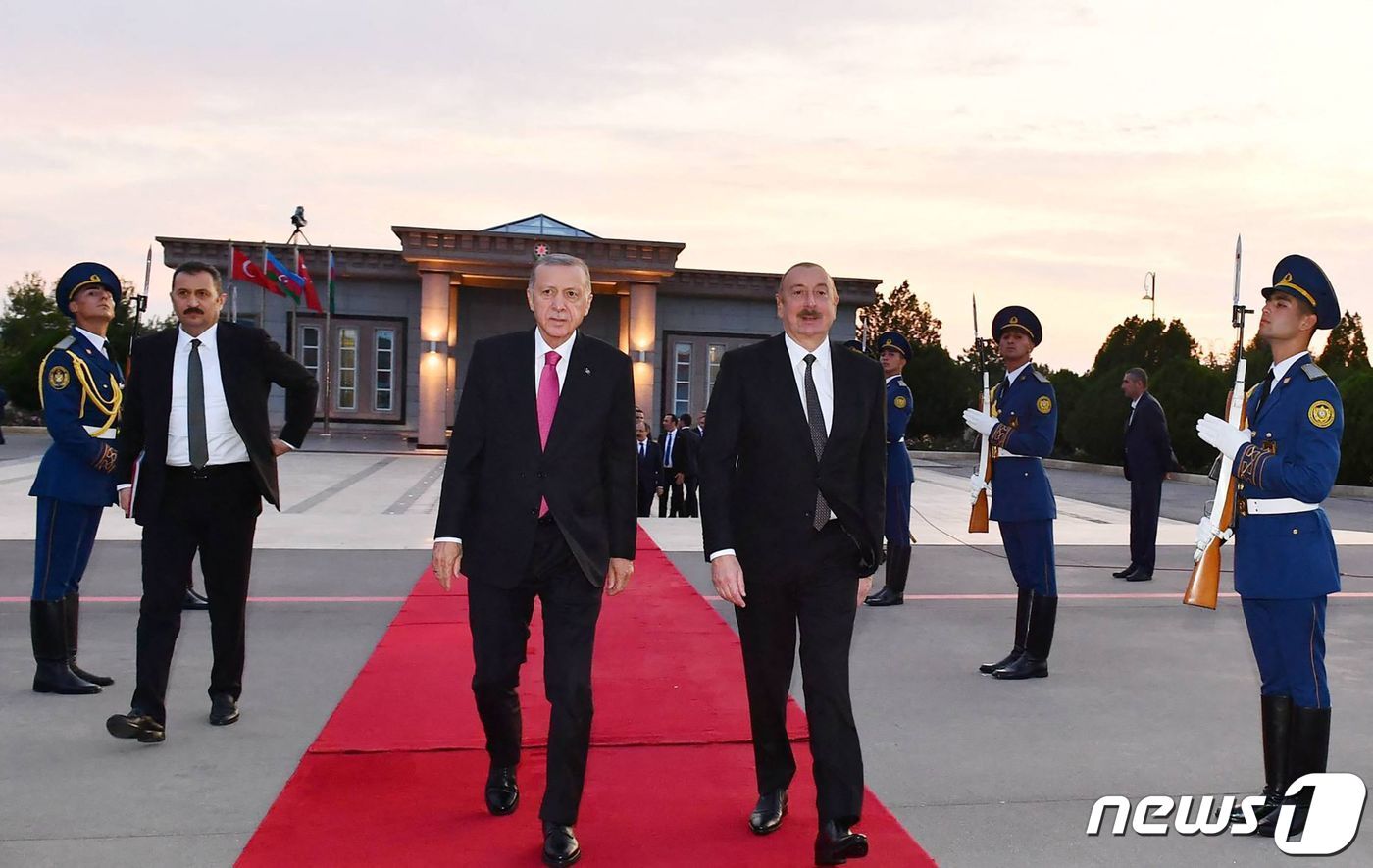 본문 이미지 - 25일(현지시간) 레제프 타이이프 에르도안 튀르키예 대통령(왼쪽)과 일함 알리예프 아제르바이잔 대통령이 아제르바이잔 서부 나히체반에서 회담했다. 2023.09.25/뉴스1 ⓒ AFP=뉴스1 ⓒ News1 김민수 기자