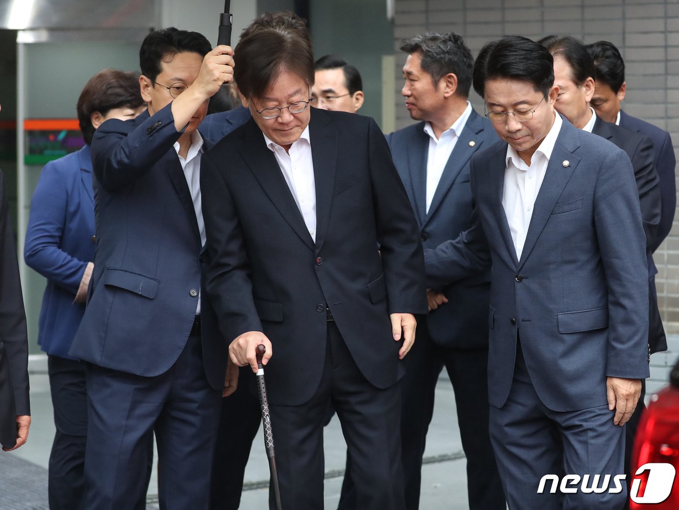 본문 이미지 - 이재명 더불어민주당 대표가 26일 오전 서울중앙지방법원에서 열리는 구속 전 피의자 심문(영장실질심사)에 출석하기 위해 서울 중랑구 녹색병원을 나서고 있다. (공동취재) 2023.9.26/뉴스1 ⓒ News1 김도우 기자