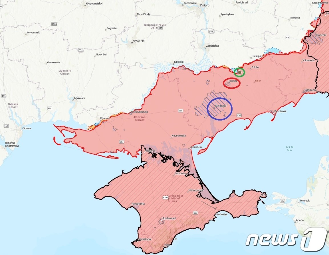 본문 이미지 - 우크라이나가 남부 전선서 러시아군의 방어선을 돌파한 것으로 보인다는 분석이 나오고 있다. 외신들에 따르면 우크라이나는 베르보베(녹색원) 인근까지 진격했다. 만약 베르보베 탈환에 성공한다면 토크막(붉은원)을 거쳐 멜리토폴(파란원)까지 진격이 가능할 수 있다. 2023.09.26/뉴스1(미 전쟁연구소 갈무리)