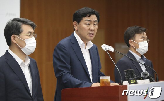 본문 이미지 - 지난해 8월 김관영 전북지사가 하이퍼튜브 종합시험센터 부지 새만금 유치 확정과 관련한 기자회견을 하고 있다.&#40;전북도 제공&#41;/뉴스1