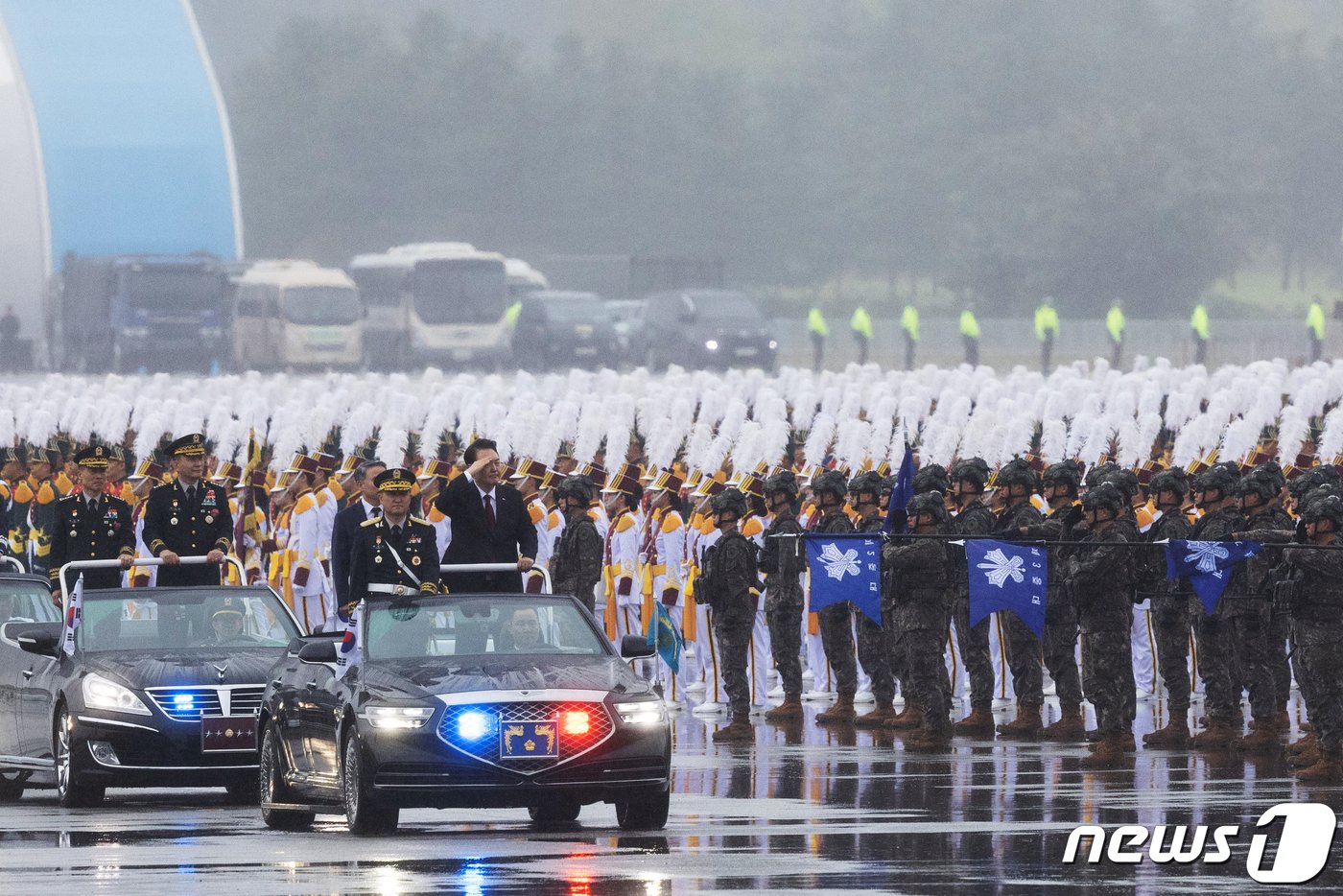 윤석열 대통령이 26일 경기도 성남 서울공항에서 열린 건군 제75주년 국군의 날 기념식에서 차량에 올라 부대를 사열하고 있다.2023.9.26/뉴스1 ⓒ News1 이재명 기자