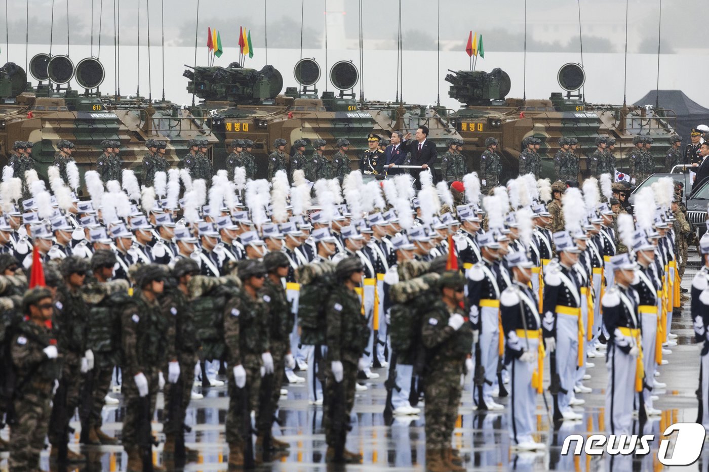 본문 이미지 - 윤석열 대통령이 26일 경기 성남 서울공항에서 열린 건군 제75주년 국군의 날 기념식에서 차량에 올라 부대를 사열하고 있다. 2023.9.26/뉴스1 ⓒ News1 이재명 기자